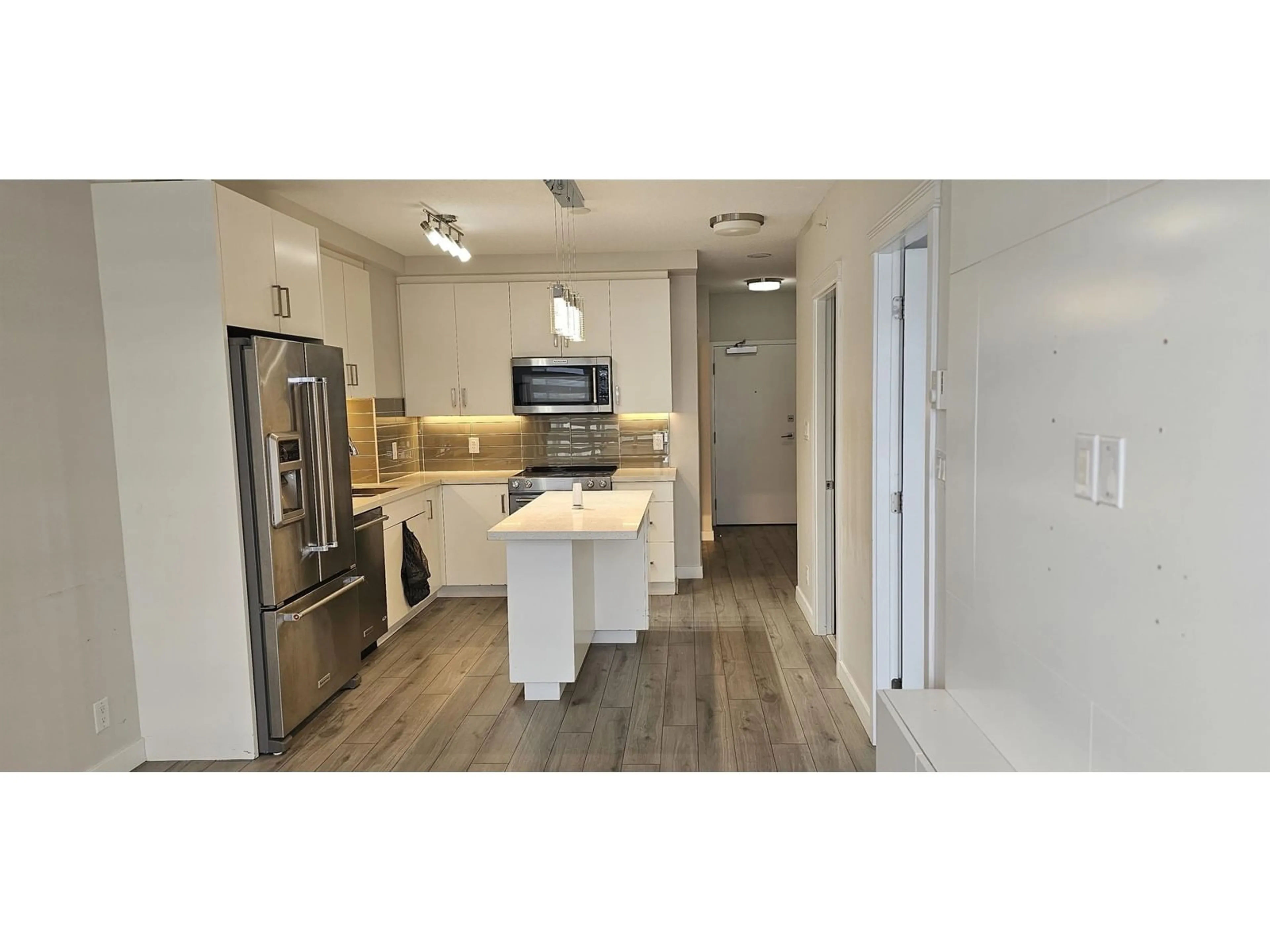 Open concept kitchen, wood/laminate floor for 1003 - 11967 80, Delta British Columbia V4C0E2
