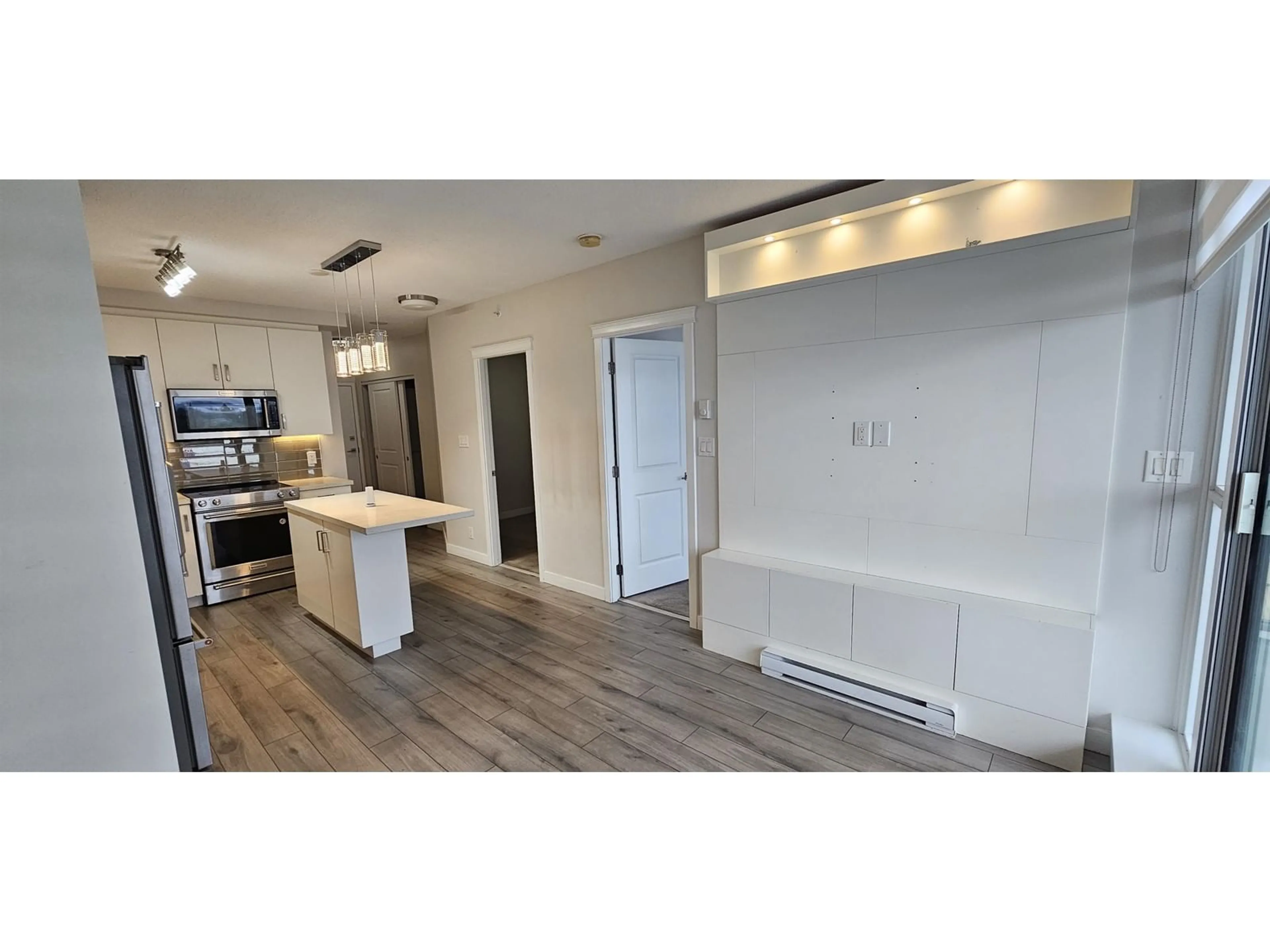 Open concept kitchen, wood/laminate floor for 1003 - 11967 80, Delta British Columbia V4C0E2