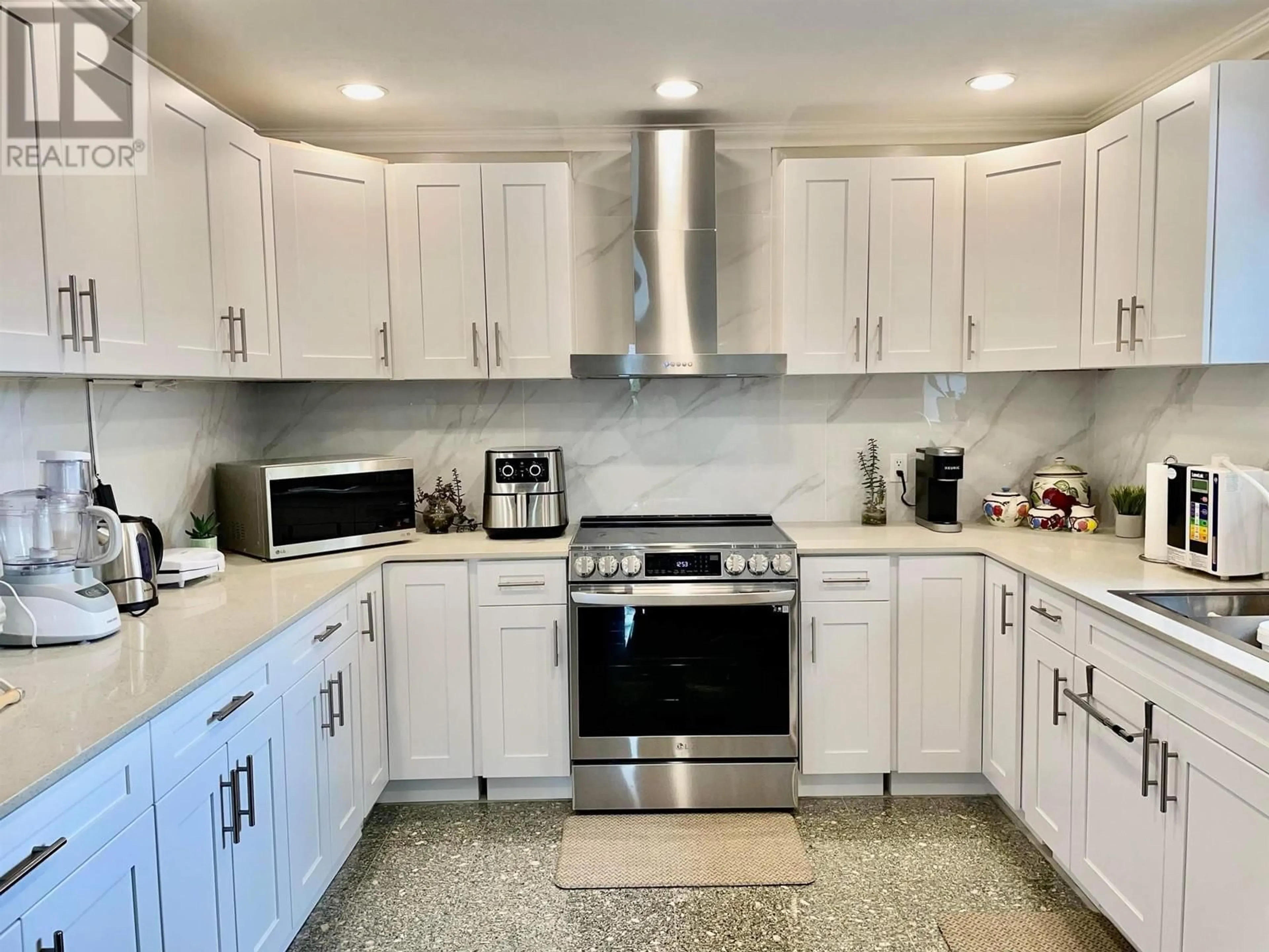 Kitchen, ceramic floors for 3022 VANNESS AVENUE, Vancouver British Columbia V5R4Z8