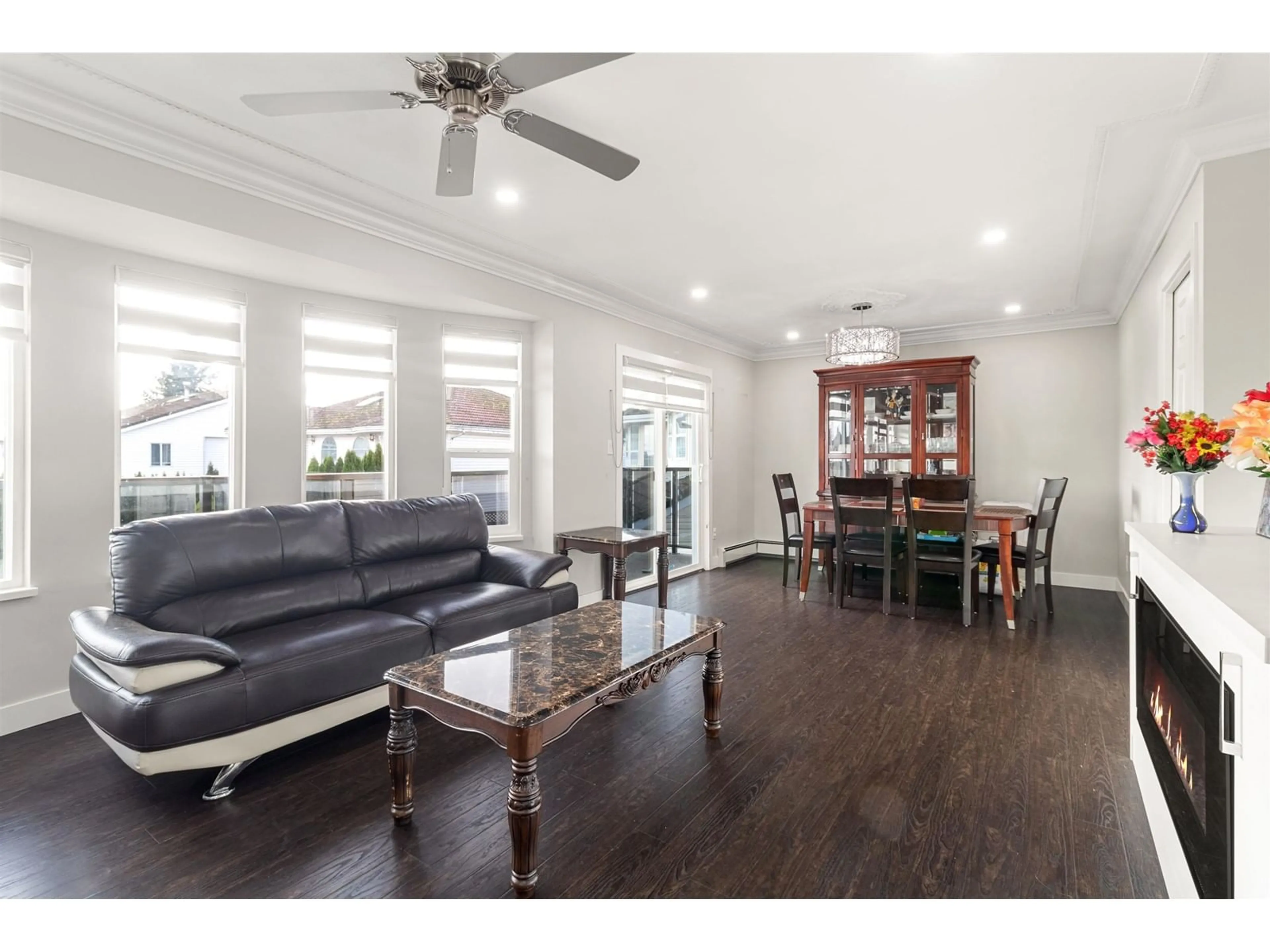 Living room, wood floors for 7595 122A STREET, Surrey British Columbia V3W0K7