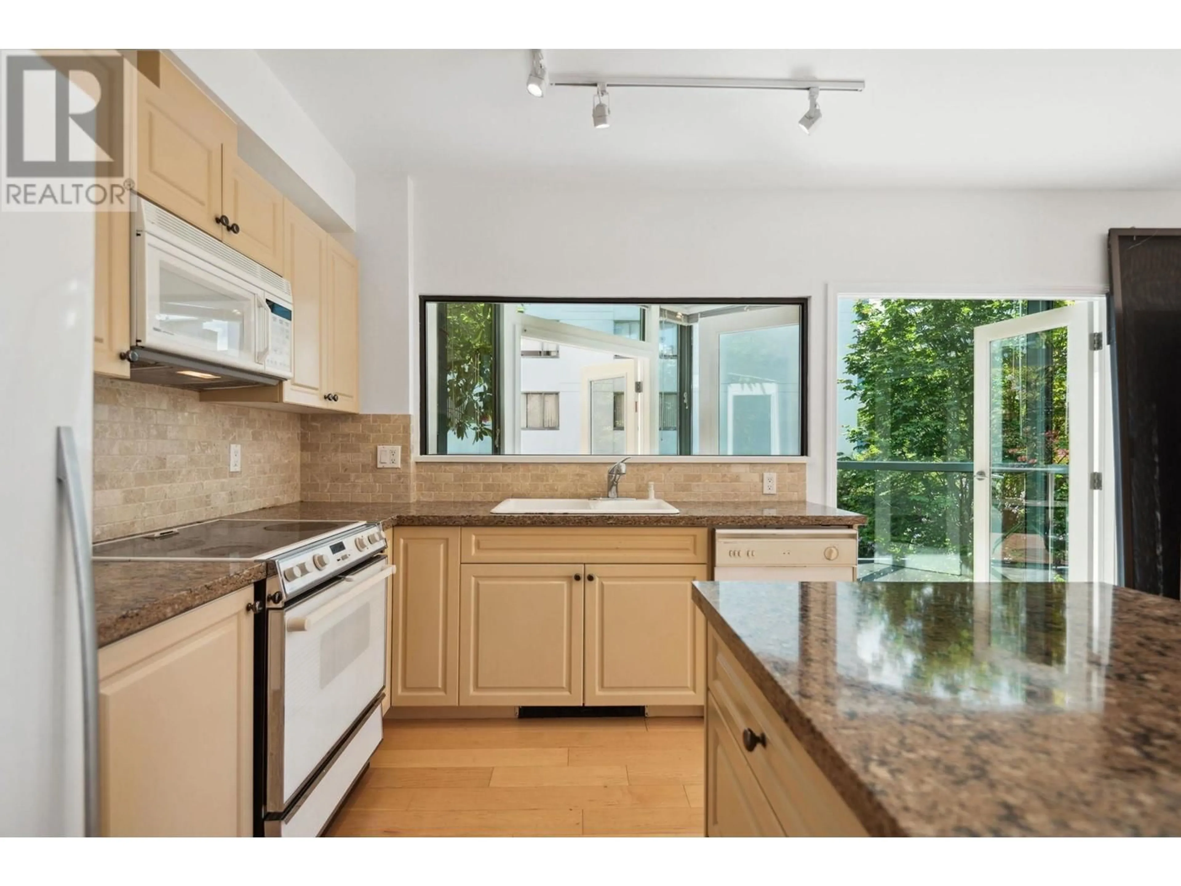 Standard kitchen, wood floors, cottage for 102 1689 DUCHESS AVENUE, West Vancouver British Columbia V7V1P7