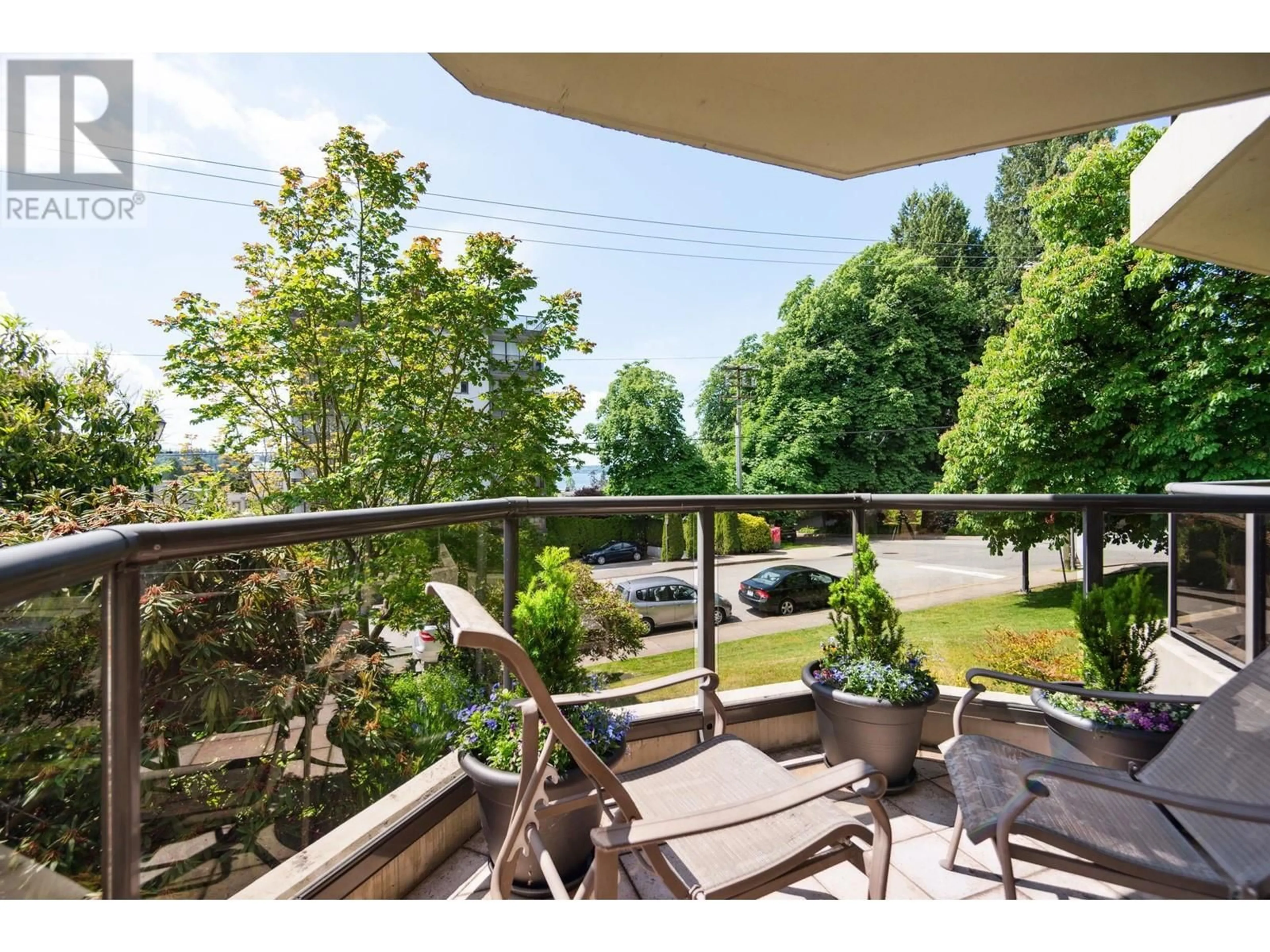 Patio, the fenced backyard for 102 1689 DUCHESS AVENUE, West Vancouver British Columbia V7V1P7