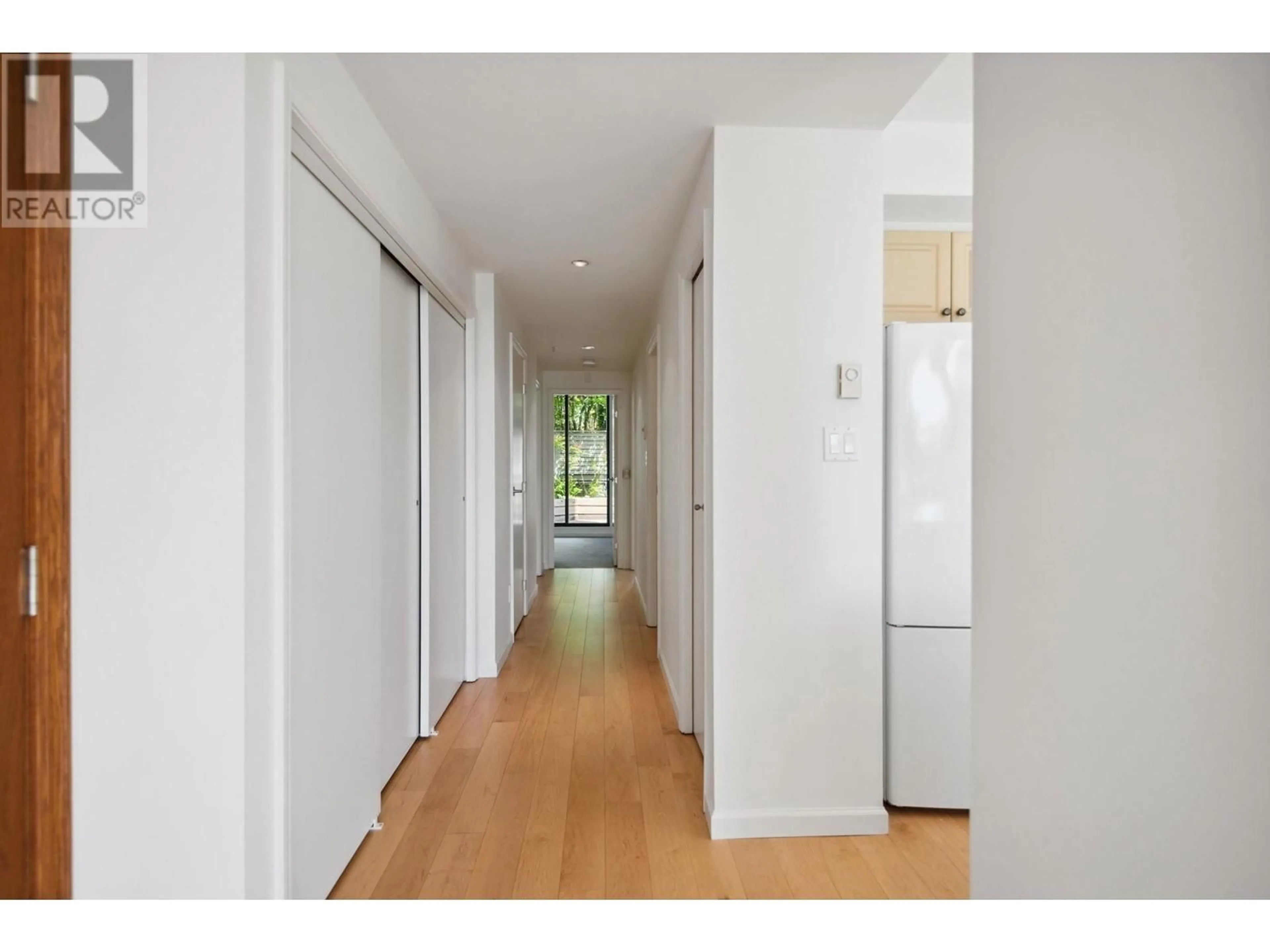 Indoor foyer, wood floors for 102 1689 DUCHESS AVENUE, West Vancouver British Columbia V7V1P7