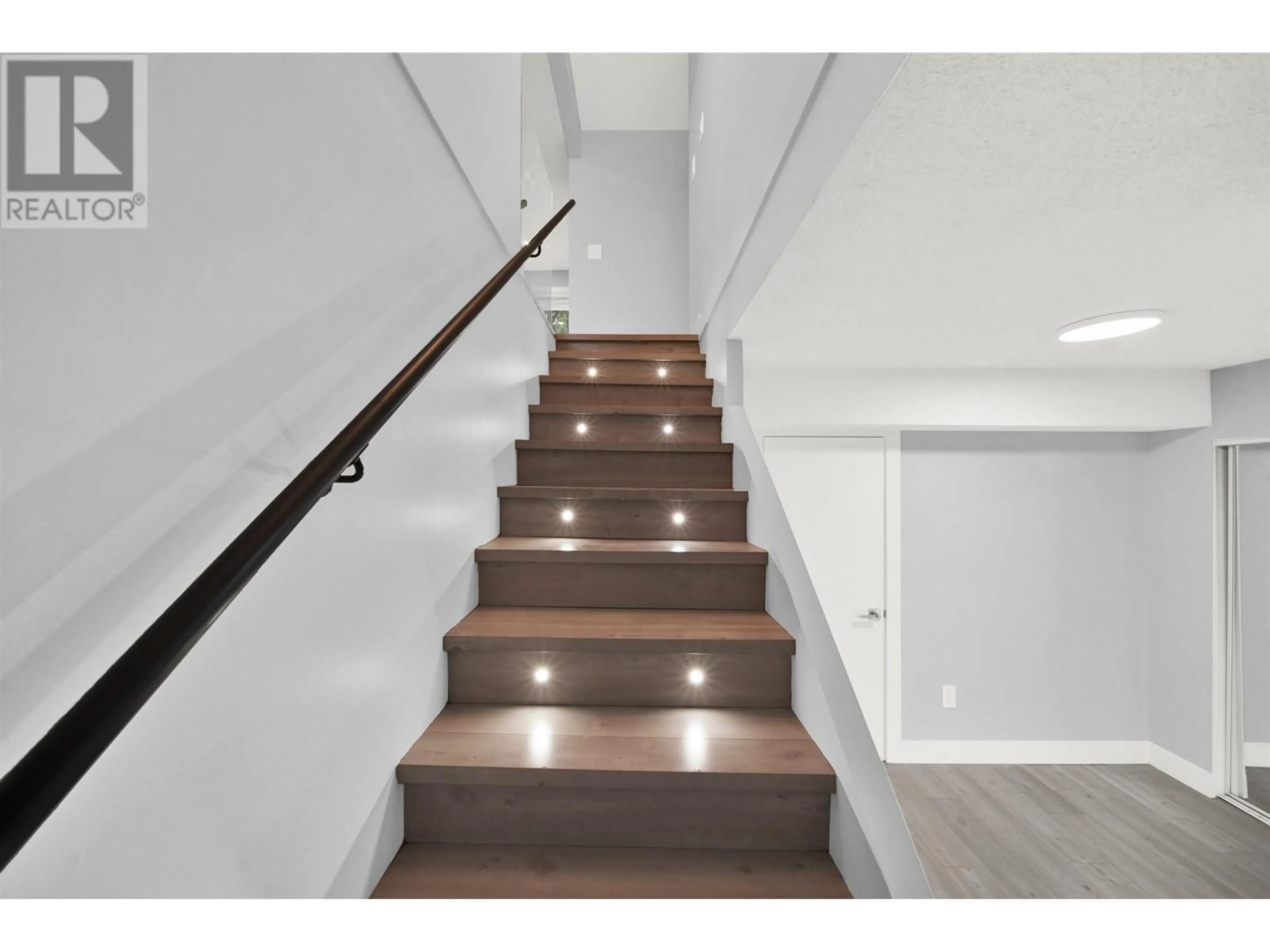 Stairs for 1752 55 STREET, Delta British Columbia V4M3K8