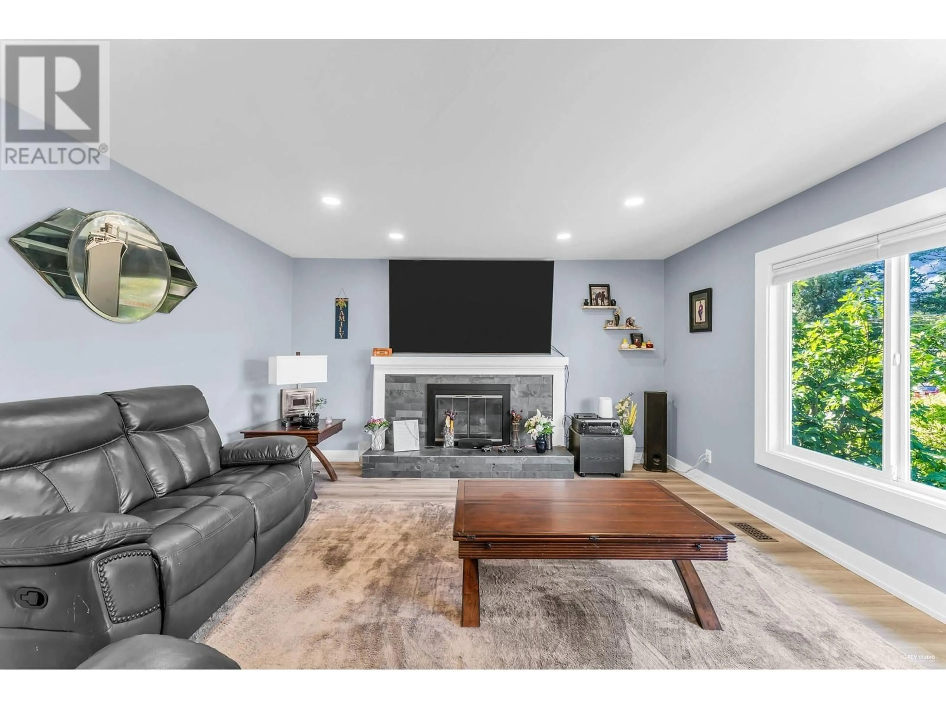 Living room, wood floors for 888 51A STREET, Delta British Columbia V4M2X8