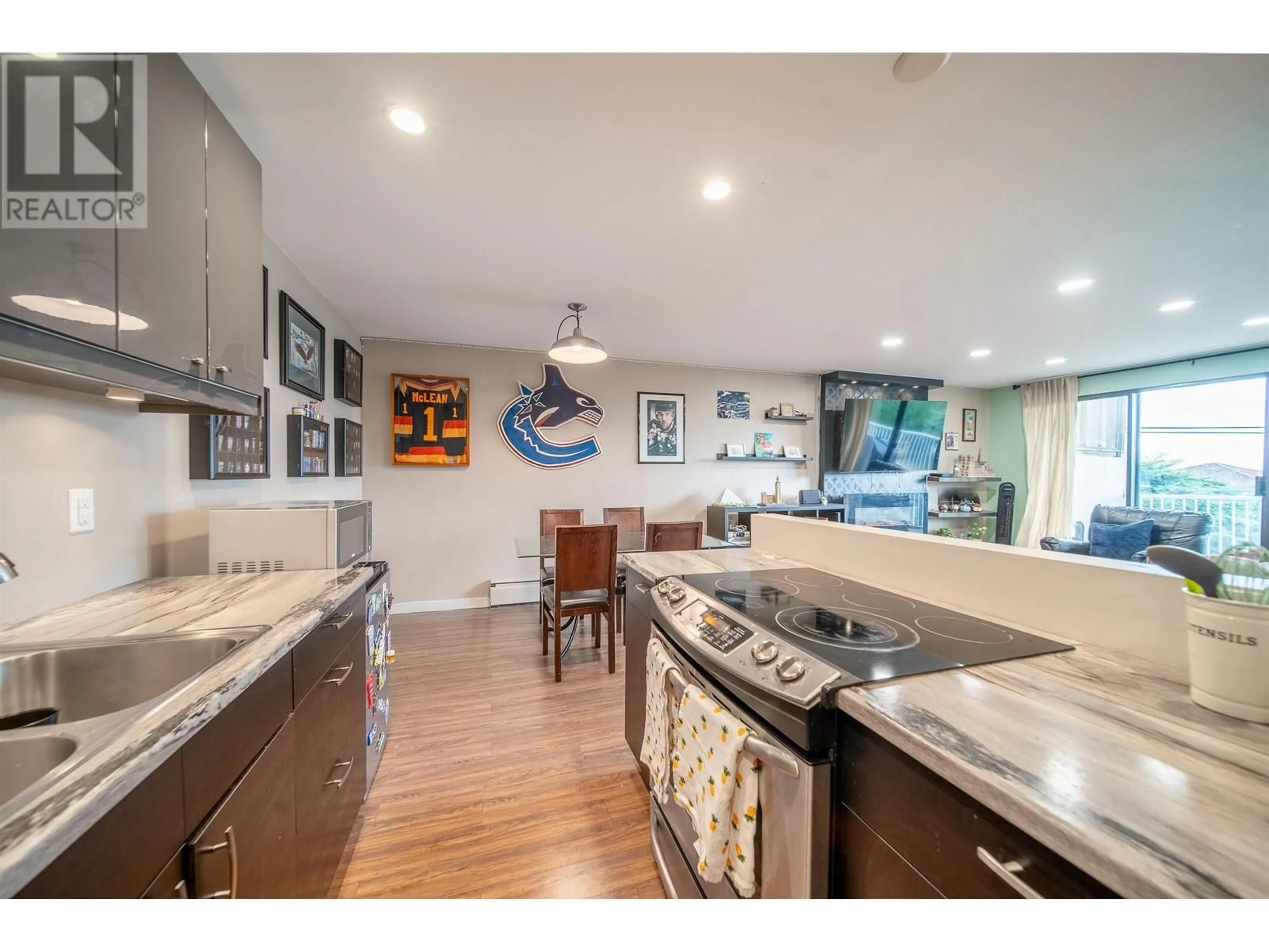 Open concept kitchen, ceramic/tile floor for 109 5340 HASTINGS STREET, Burnaby British Columbia V5B1R1