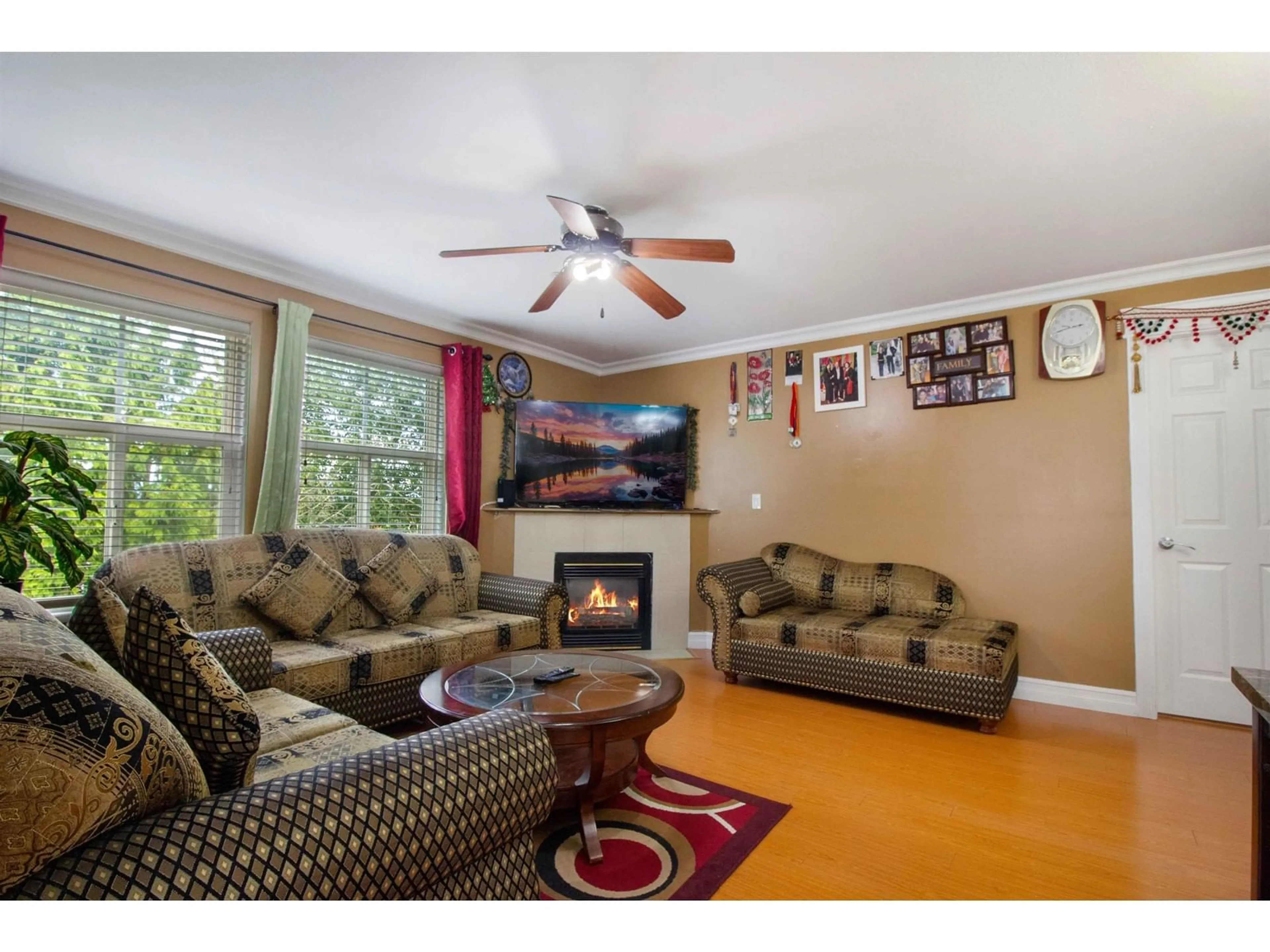 Living room, wood floors for 401 12739 72 AVENUE, Surrey British Columbia V3W2M7