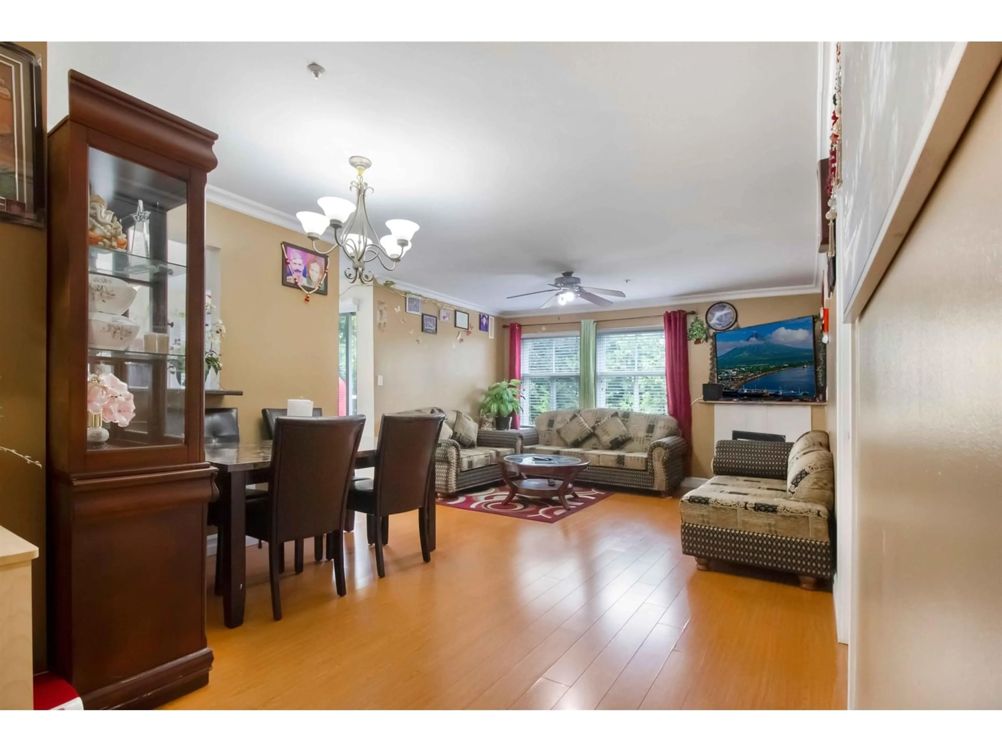 Dining room, wood floors, cottage for 401 12739 72 AVENUE, Surrey British Columbia V3W2M7