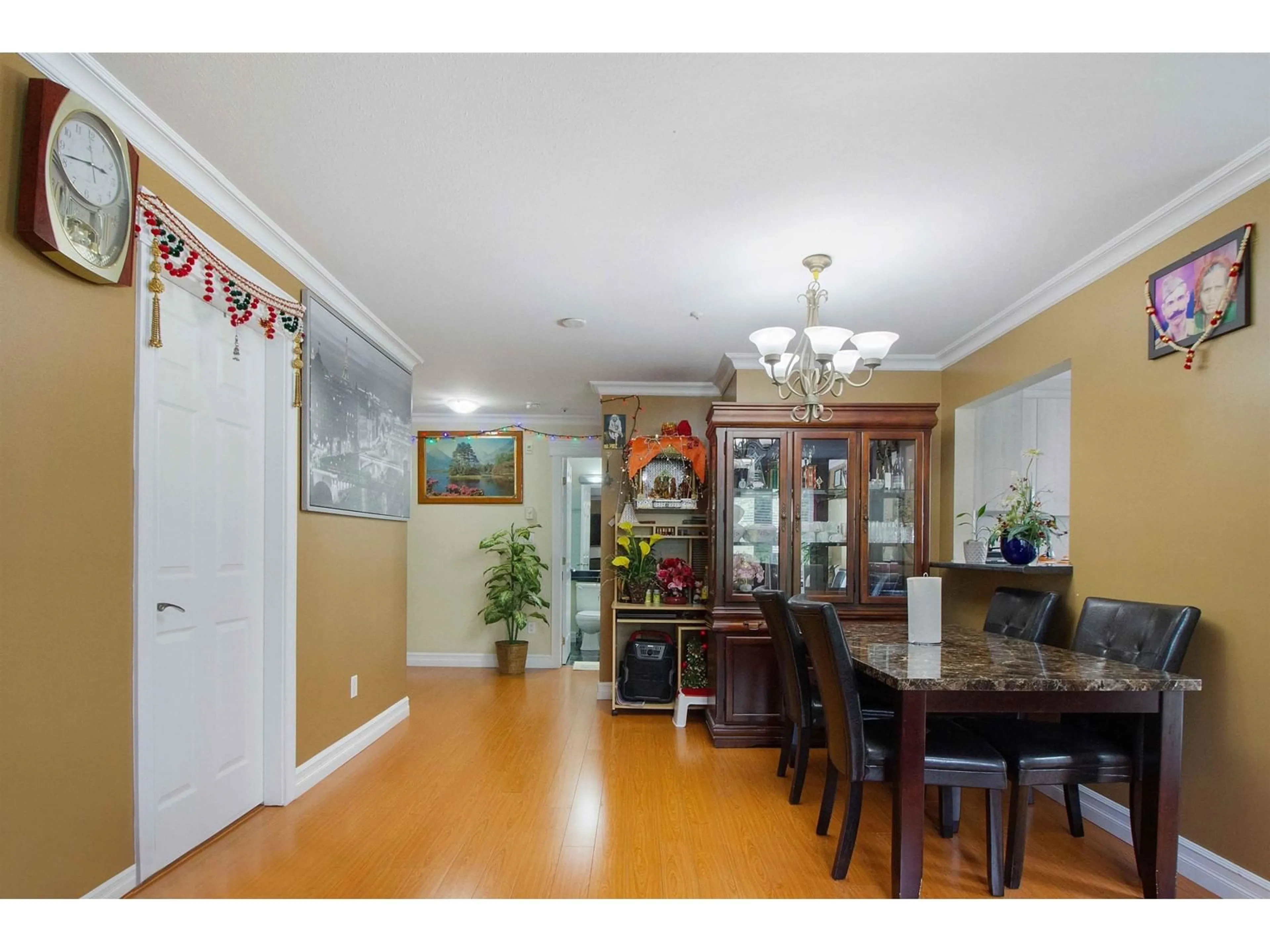 Dining room, wood floors for 401 12739 72 AVENUE, Surrey British Columbia V3W2M7