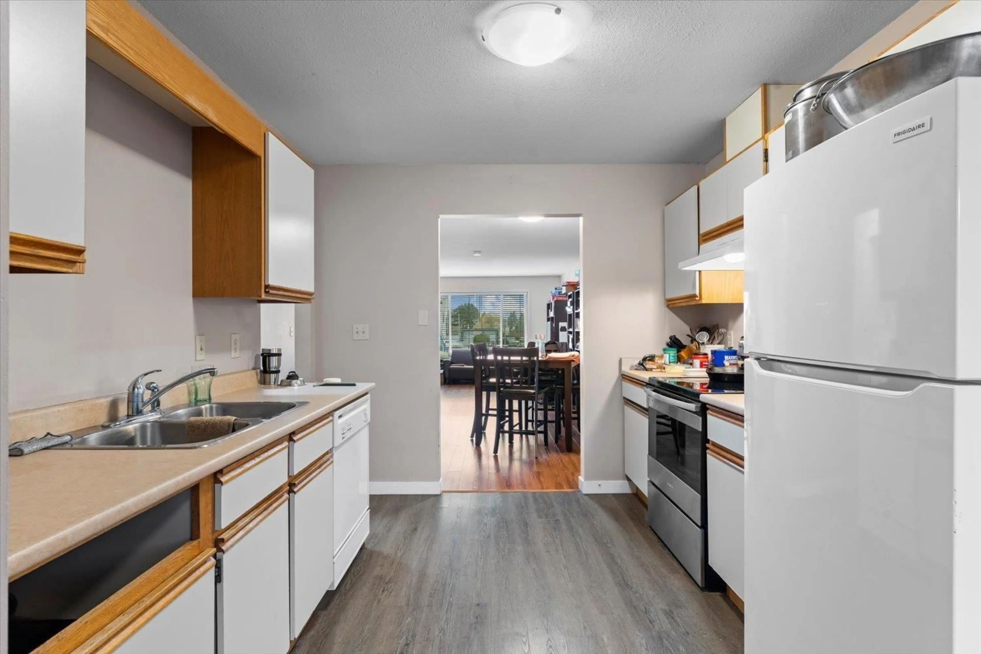 Open concept kitchen for 3 45741 BRITTON AVENUE, Chilliwack British Columbia V2R3T6