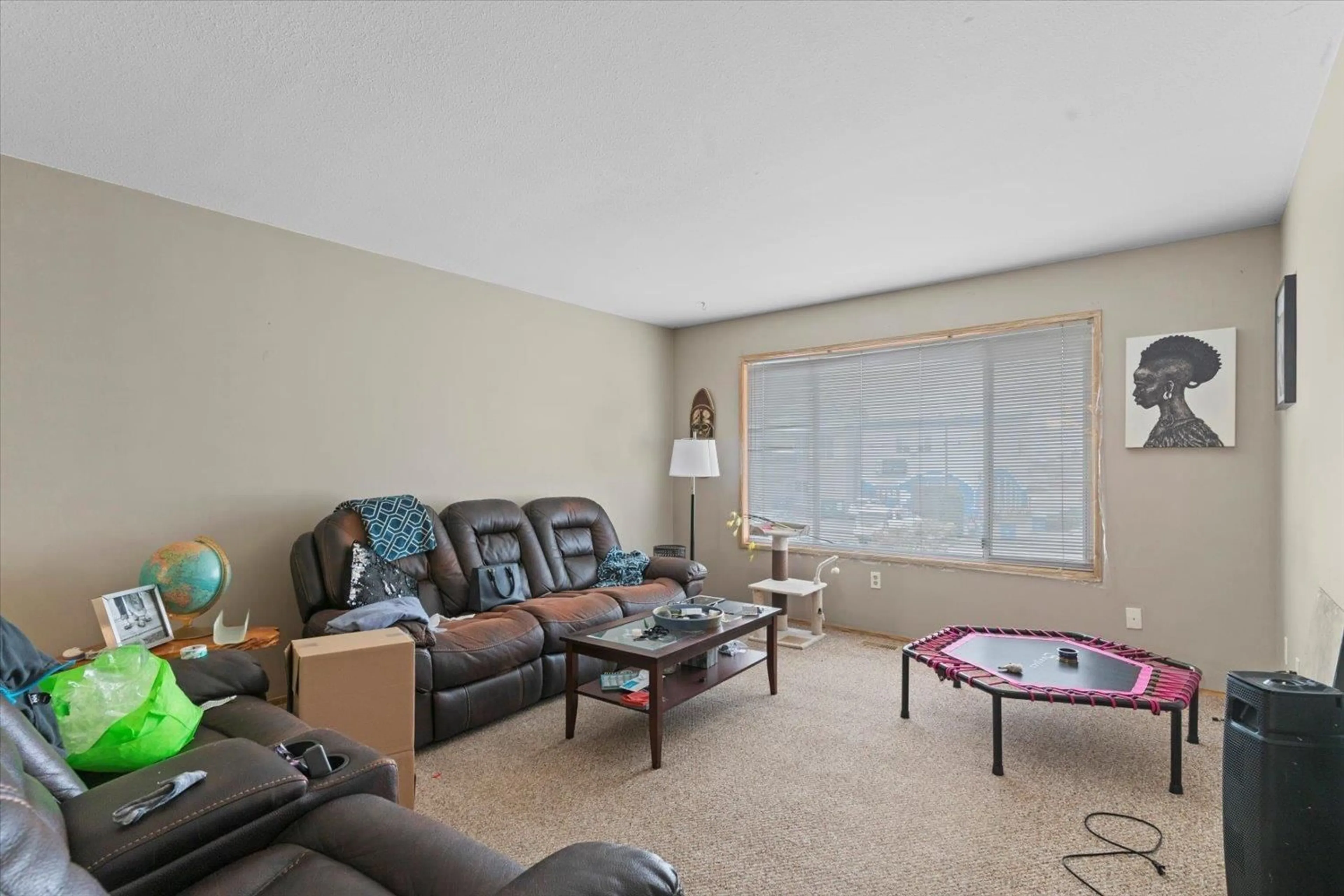 Living room, carpet floors for 4 45741 BRITTON AVENUE, Chilliwack British Columbia V2R3T6