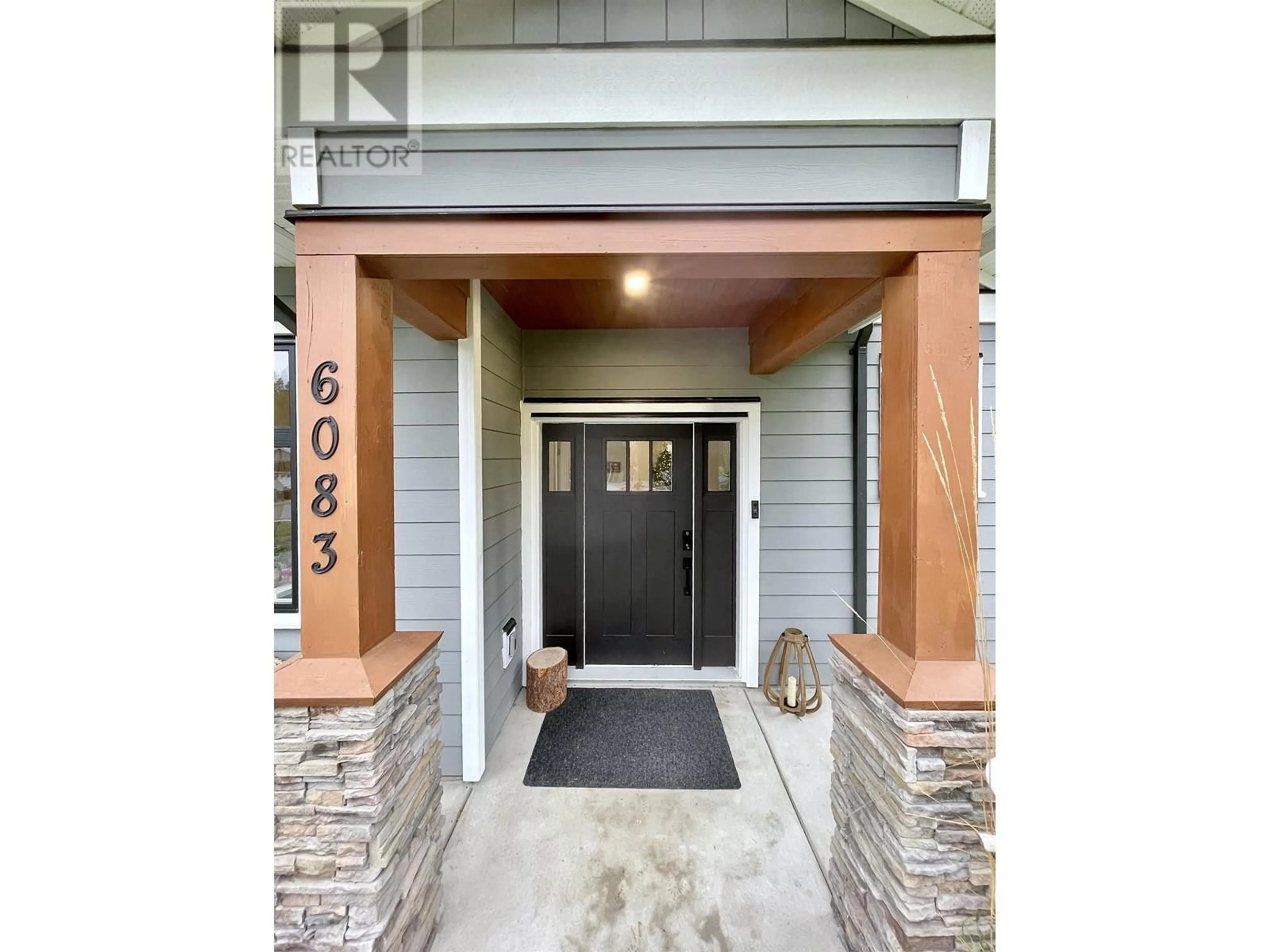 Indoor entryway, cement floor for 6083 ROSEWOOD PLACE, Sechelt British Columbia V7Z0V6