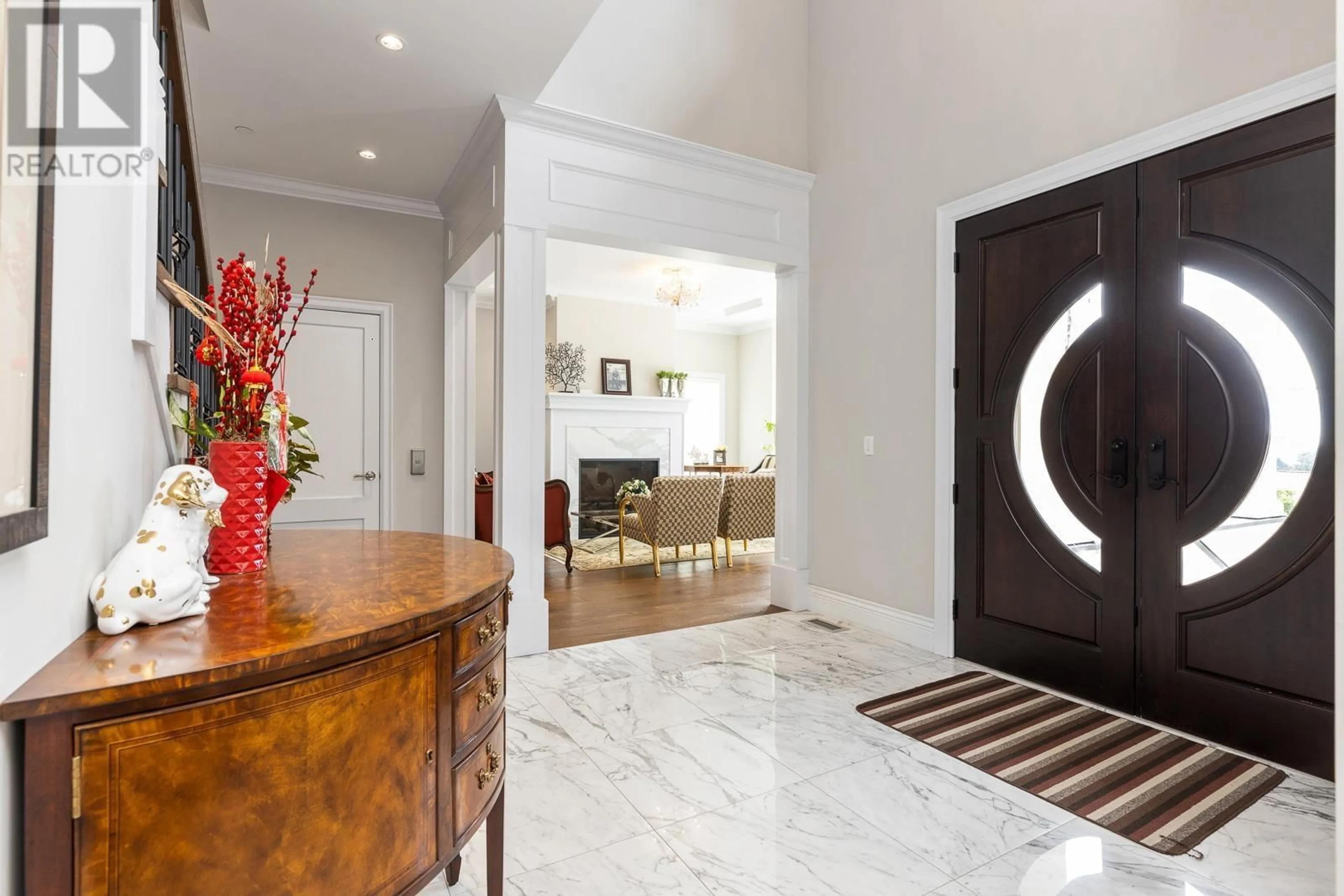 Indoor entryway, wood floors for 1135 QUEENS AVENUE, West Vancouver British Columbia V7S2K3