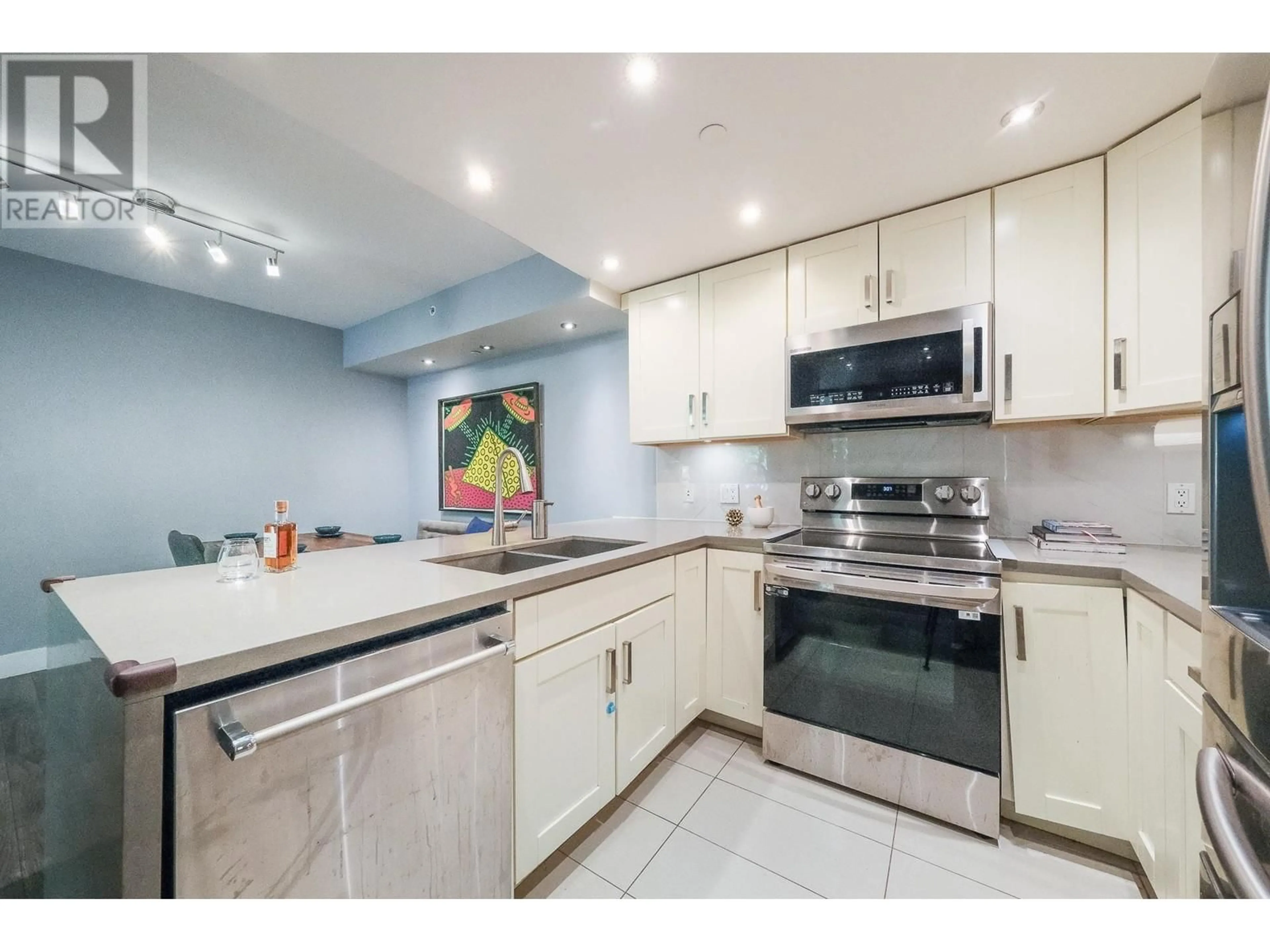 Standard kitchen for 1021 EXPO BOULEVARD, Vancouver British Columbia V6Z2W1