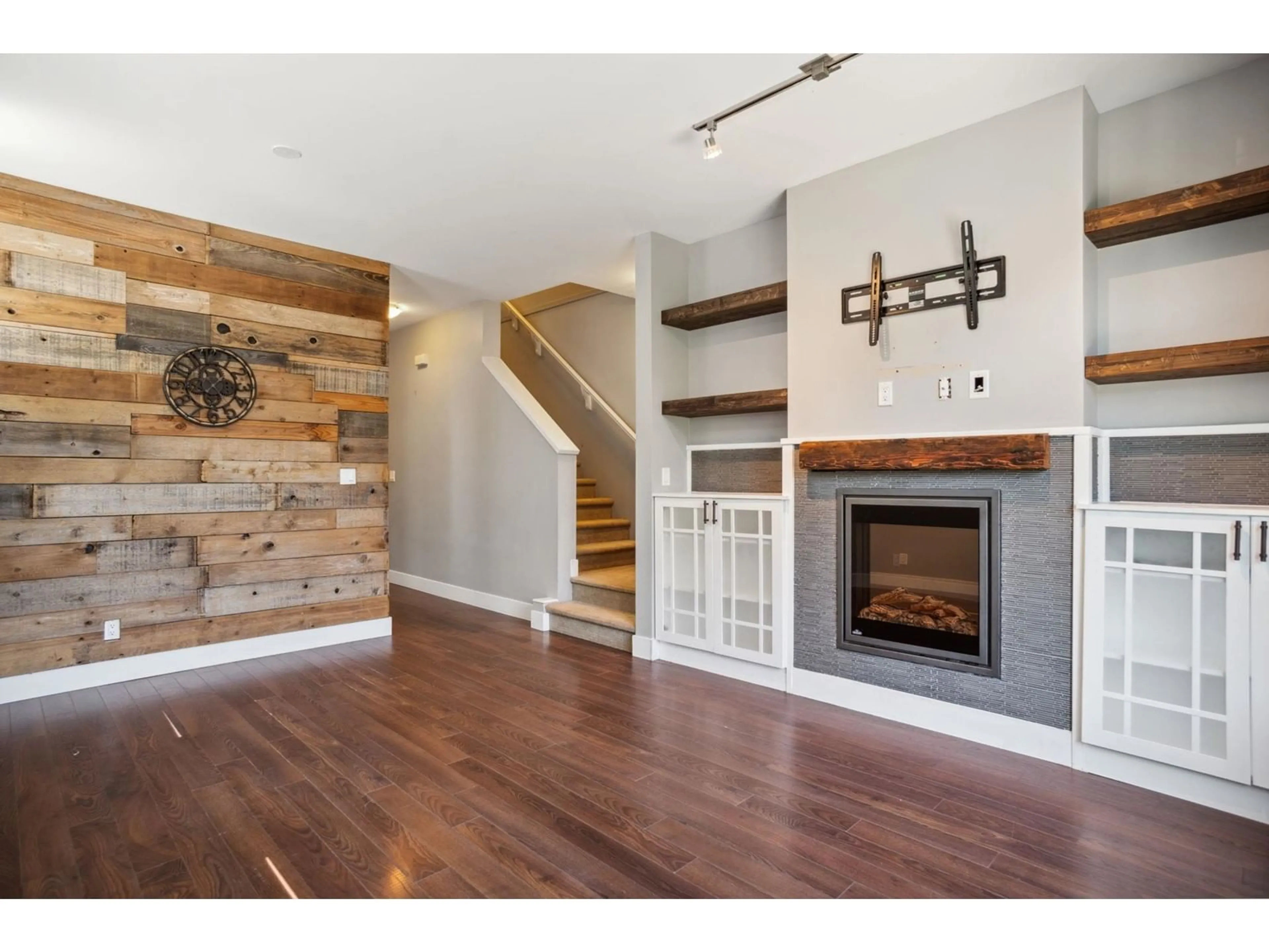 Living room, wood floors for 32 6299 144 STREET, Surrey British Columbia V3X1A2