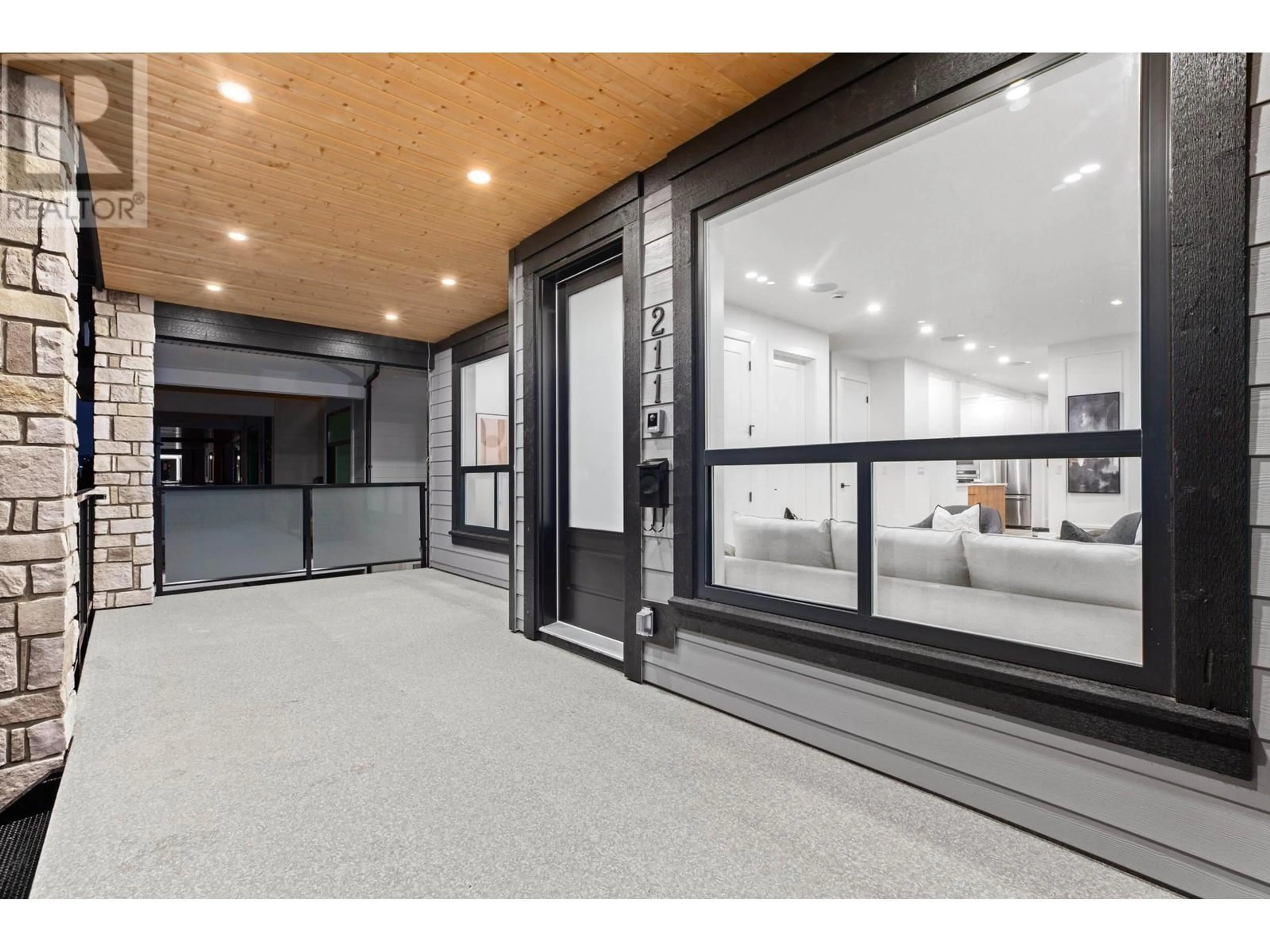 Indoor foyer for 211 JARDINE STREET, New Westminster British Columbia V3M5M4