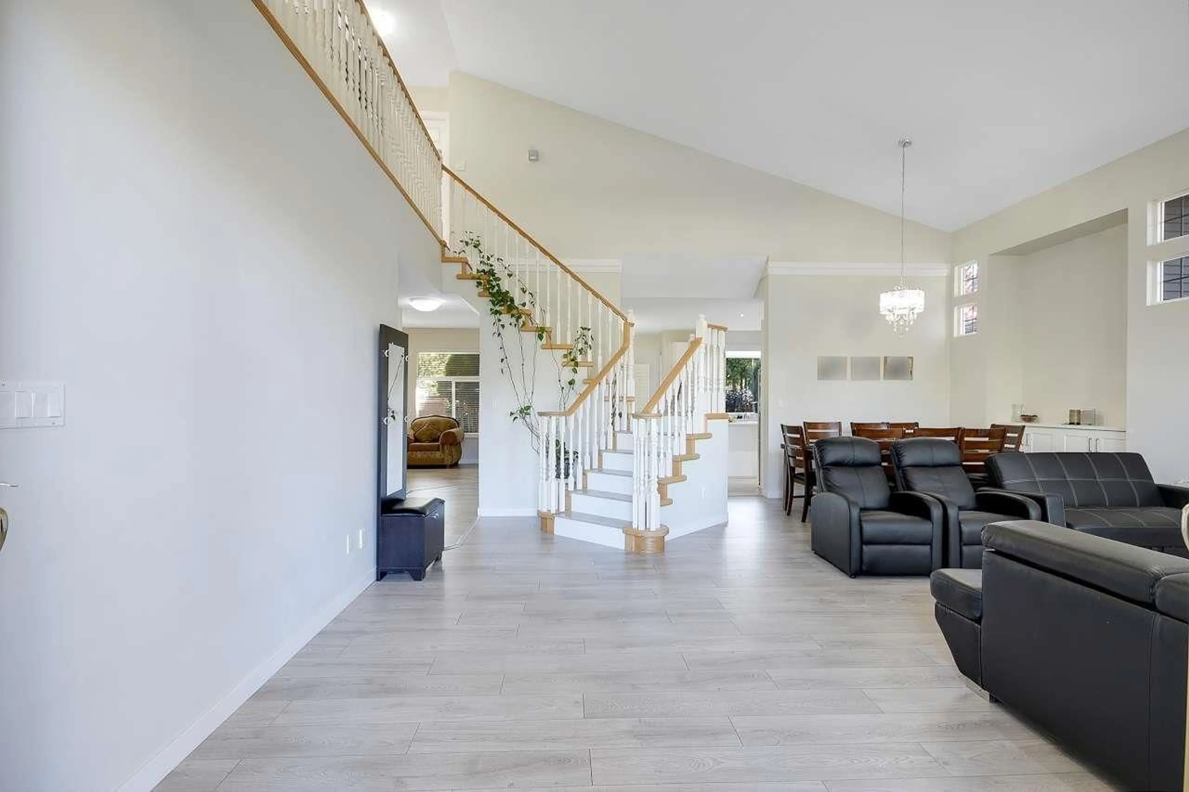 Indoor foyer, wood floors for 1911 140A STREET, Surrey British Columbia V4A7Z9