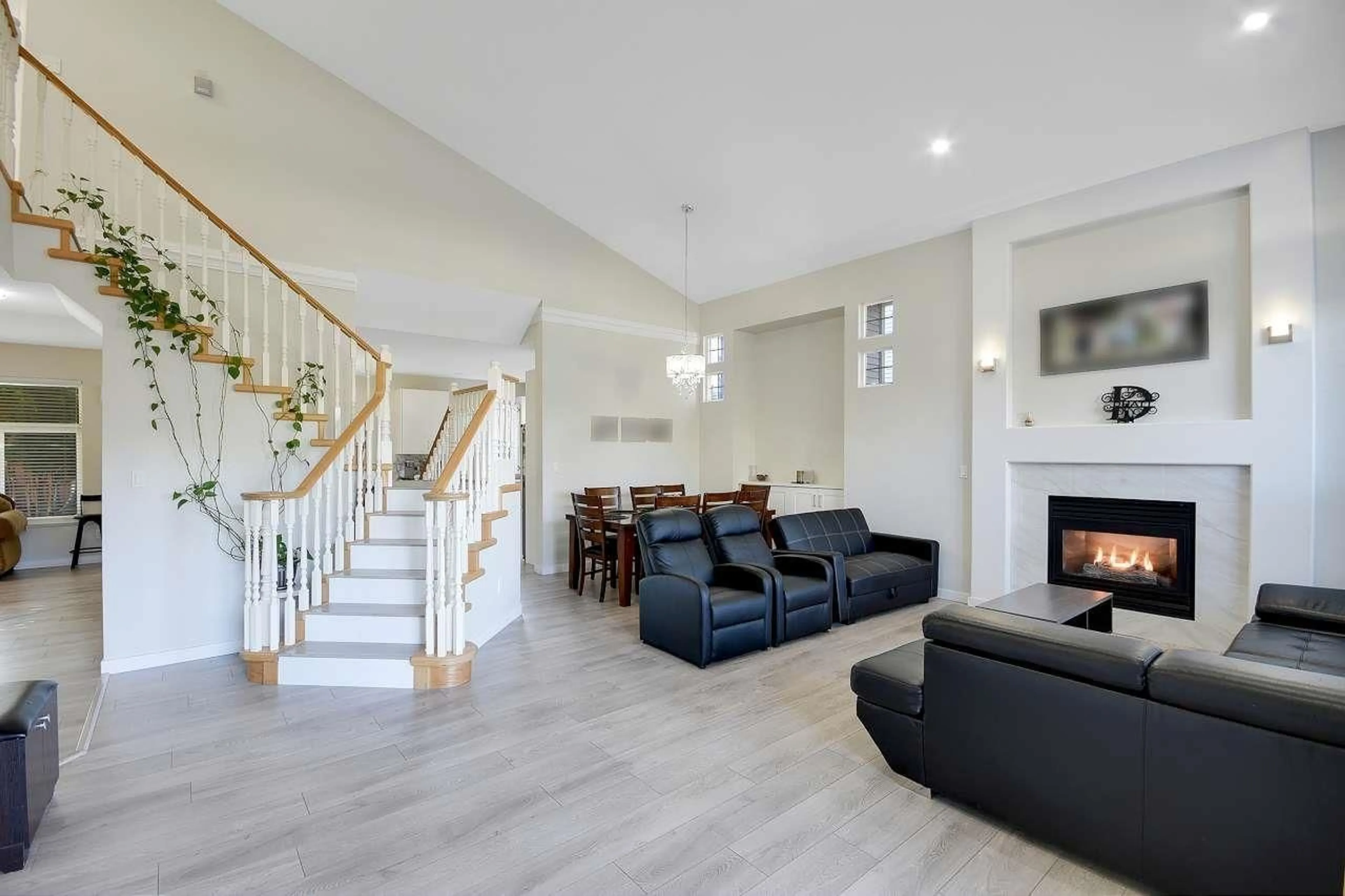 Living room, wood floors for 1911 140A STREET, Surrey British Columbia V4A7Z9