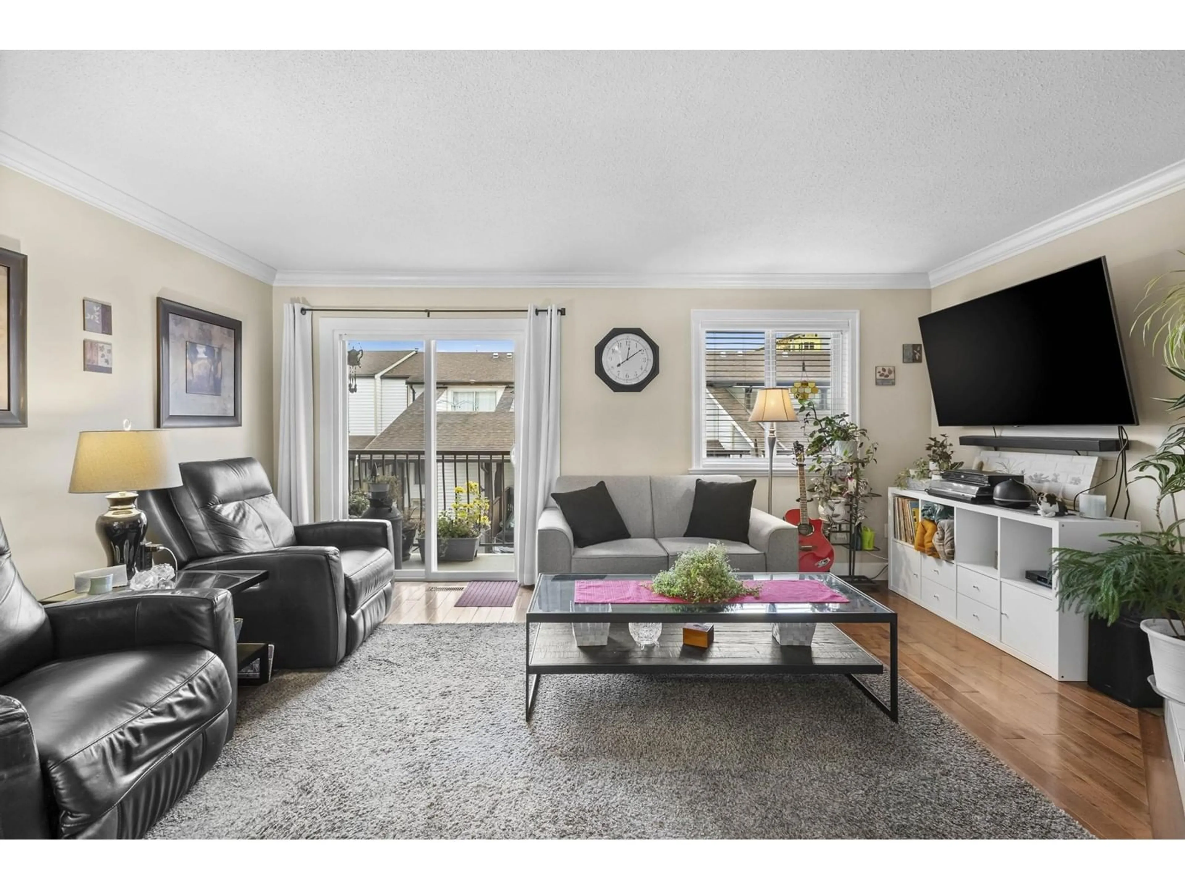 Living room, carpet floors for 75 27272 32 AVENUE, Langley British Columbia V4W3T9