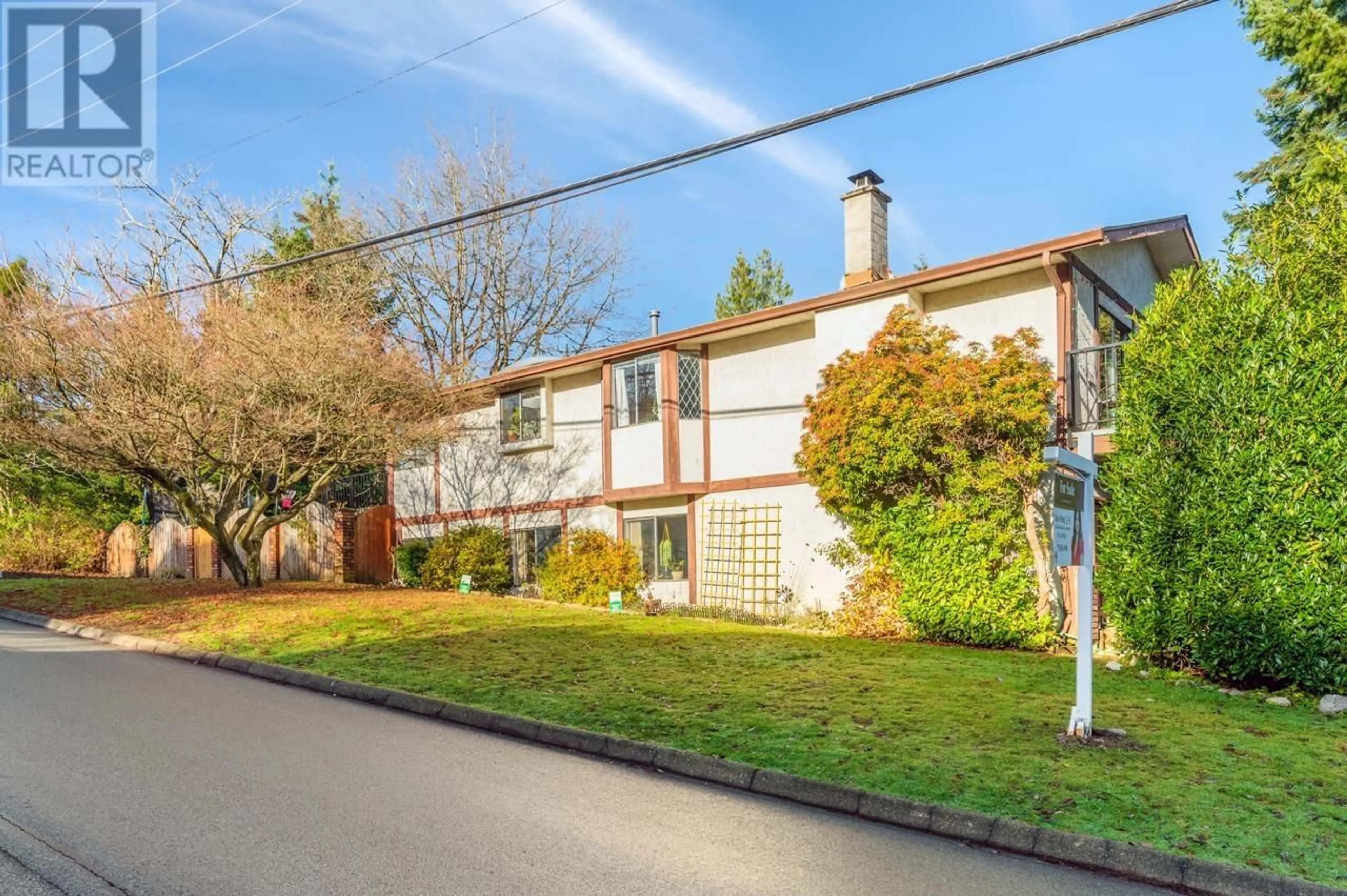 Frontside or backside of a home, the street view for 3003 SUNNYHURST ROAD, North Vancouver British Columbia V7K2G4