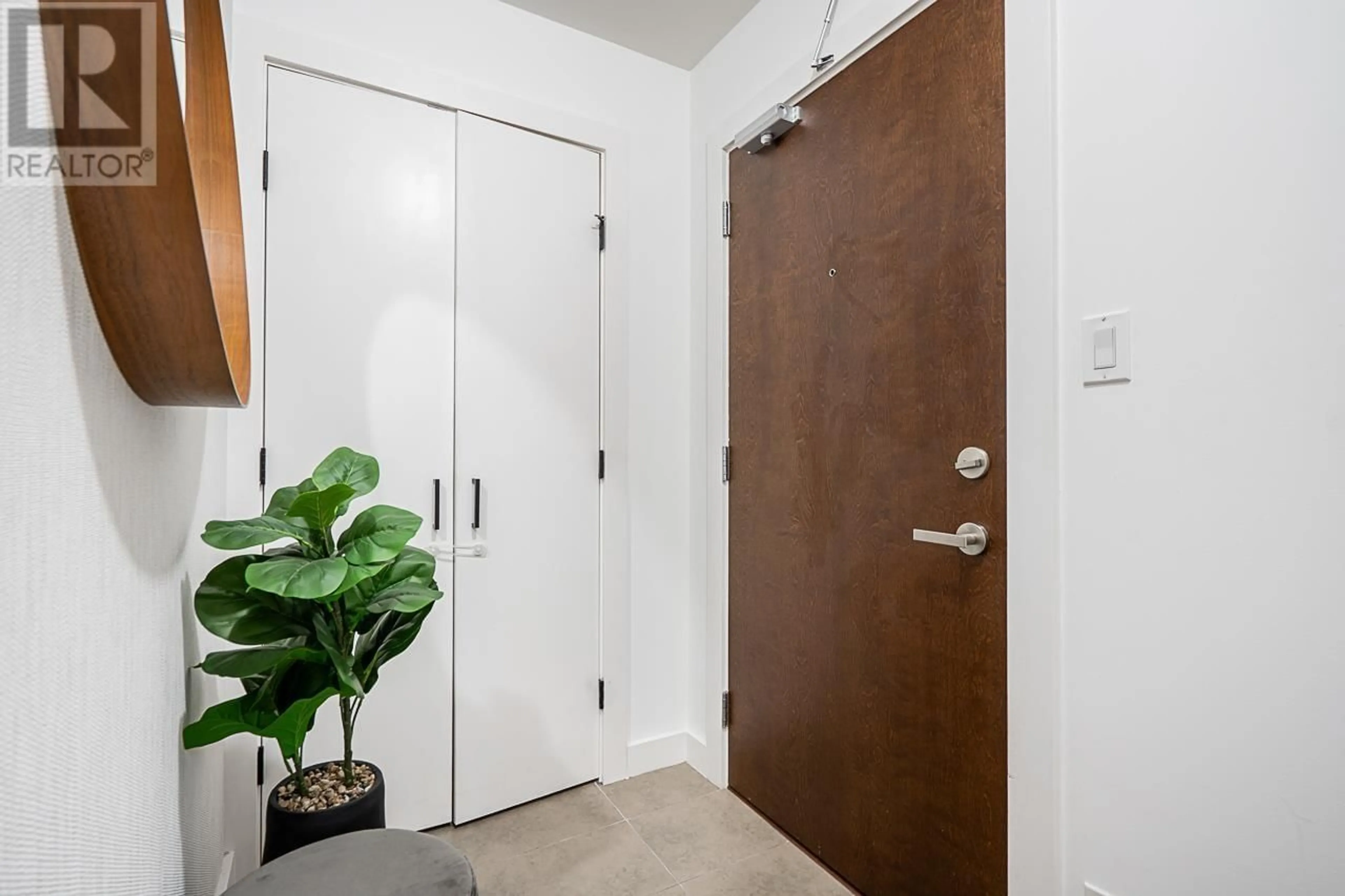 Indoor entryway, wood floors for 504 2789 SHAUGHNESSY STREET, Port Coquitlam British Columbia V3C0C3