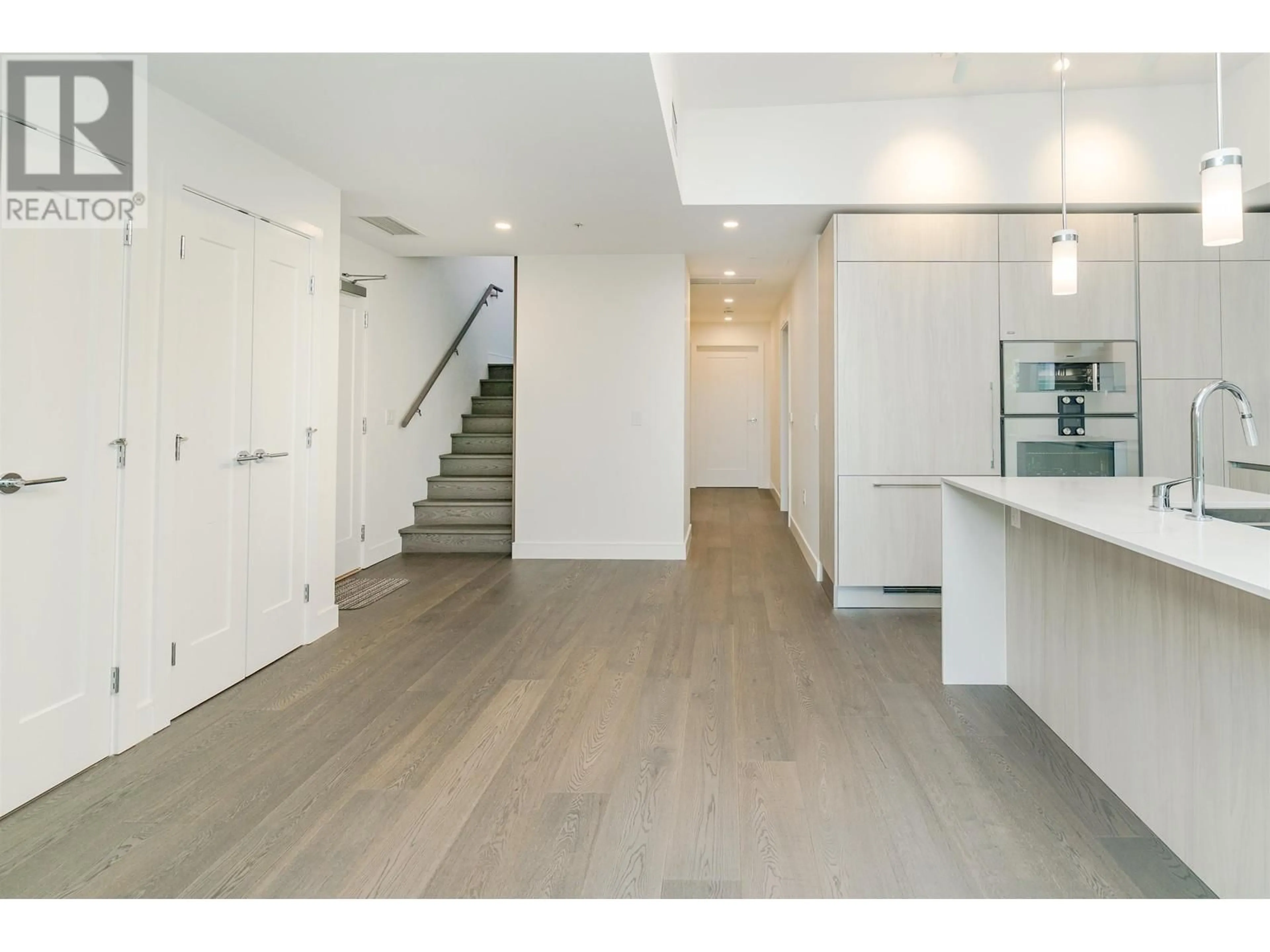 Indoor entryway, wood floors for 601 488 W 58TH AVENUE, Vancouver British Columbia V5X1V5