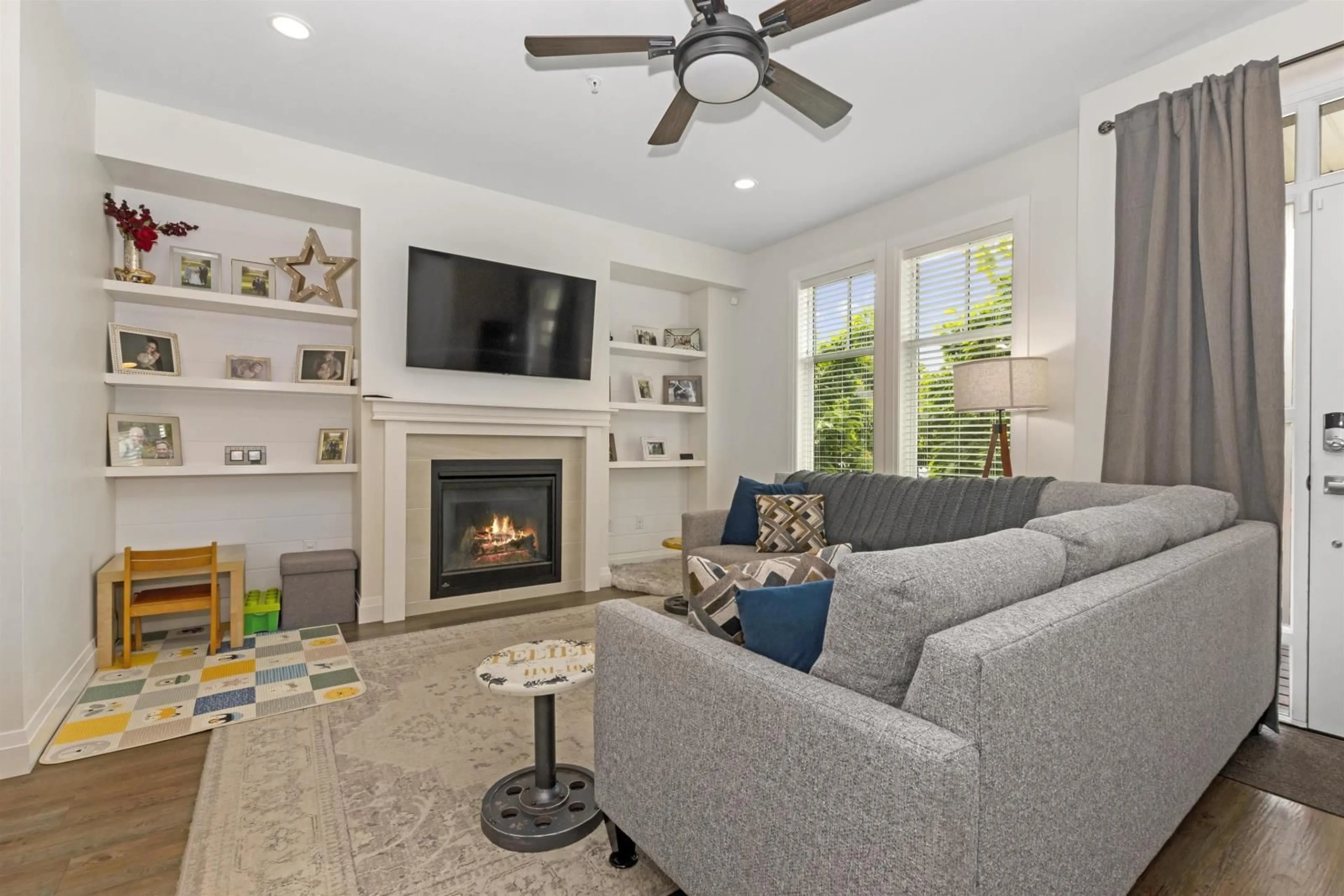 Living room, carpet floors for 5506 PEACH ROAD|Garrison Crossing, Chilliwack British Columbia V2R0X7