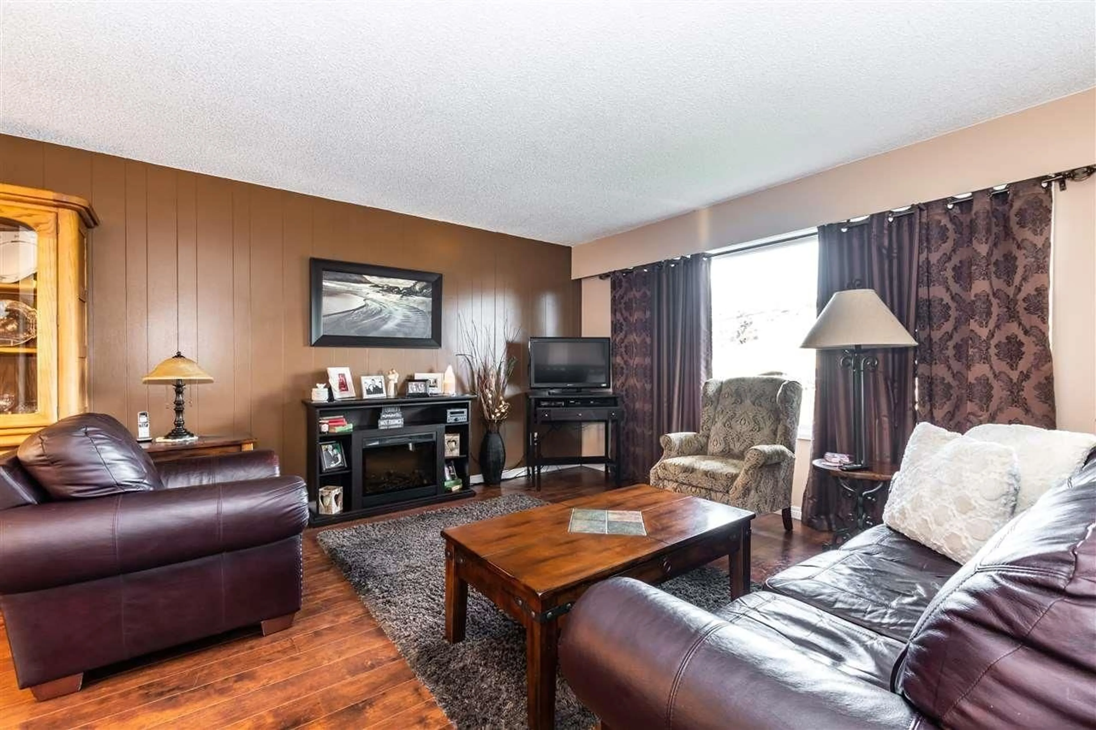 Living room, wood floors for 8482 HILTON DRIVE, Chilliwack British Columbia V2P4Y1