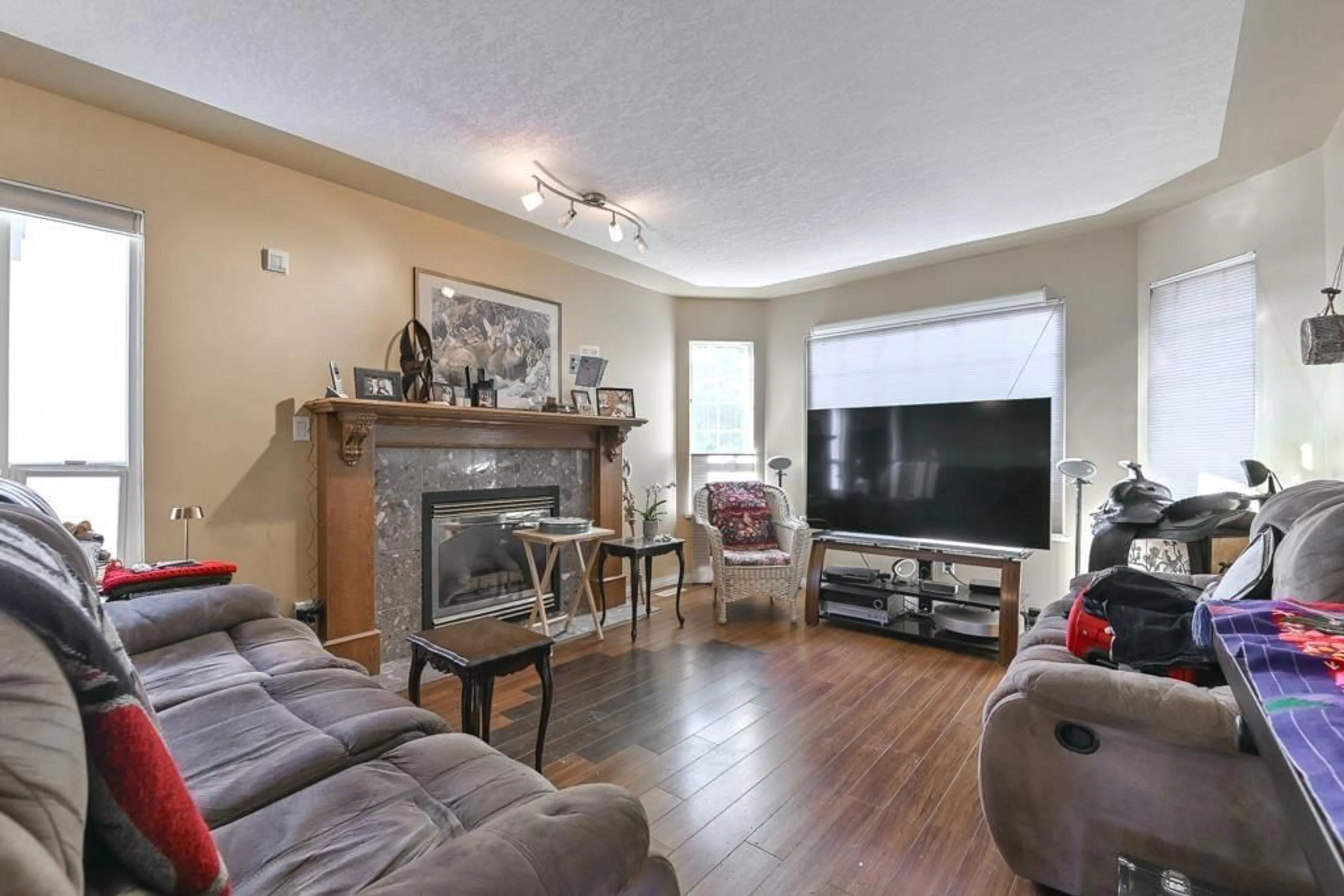 Living room, wood floors for 6084 126 STREET, Surrey British Columbia V3X1V6