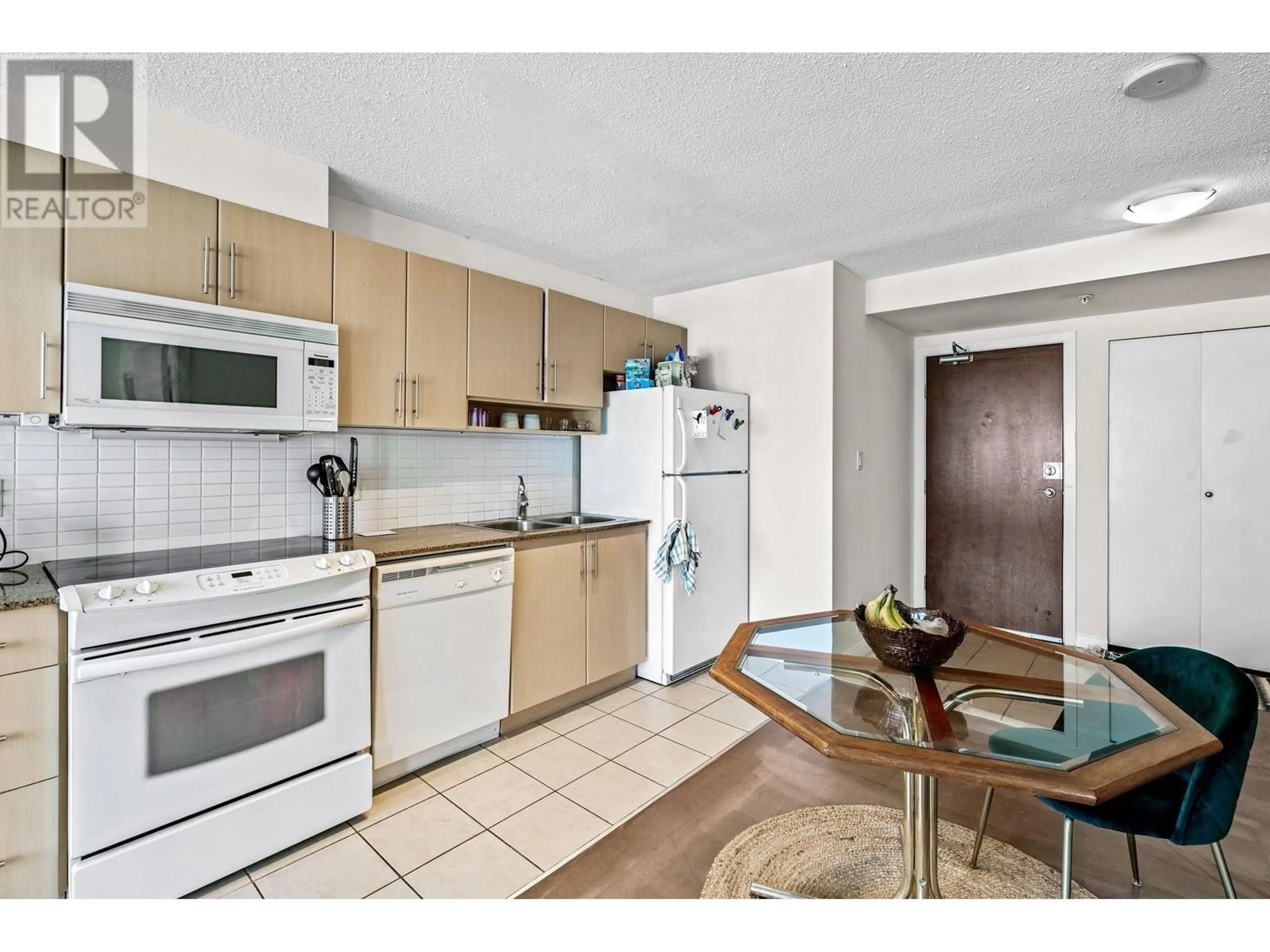 Standard kitchen for 706 550 TAYLOR STREET, Vancouver British Columbia V6B1R1