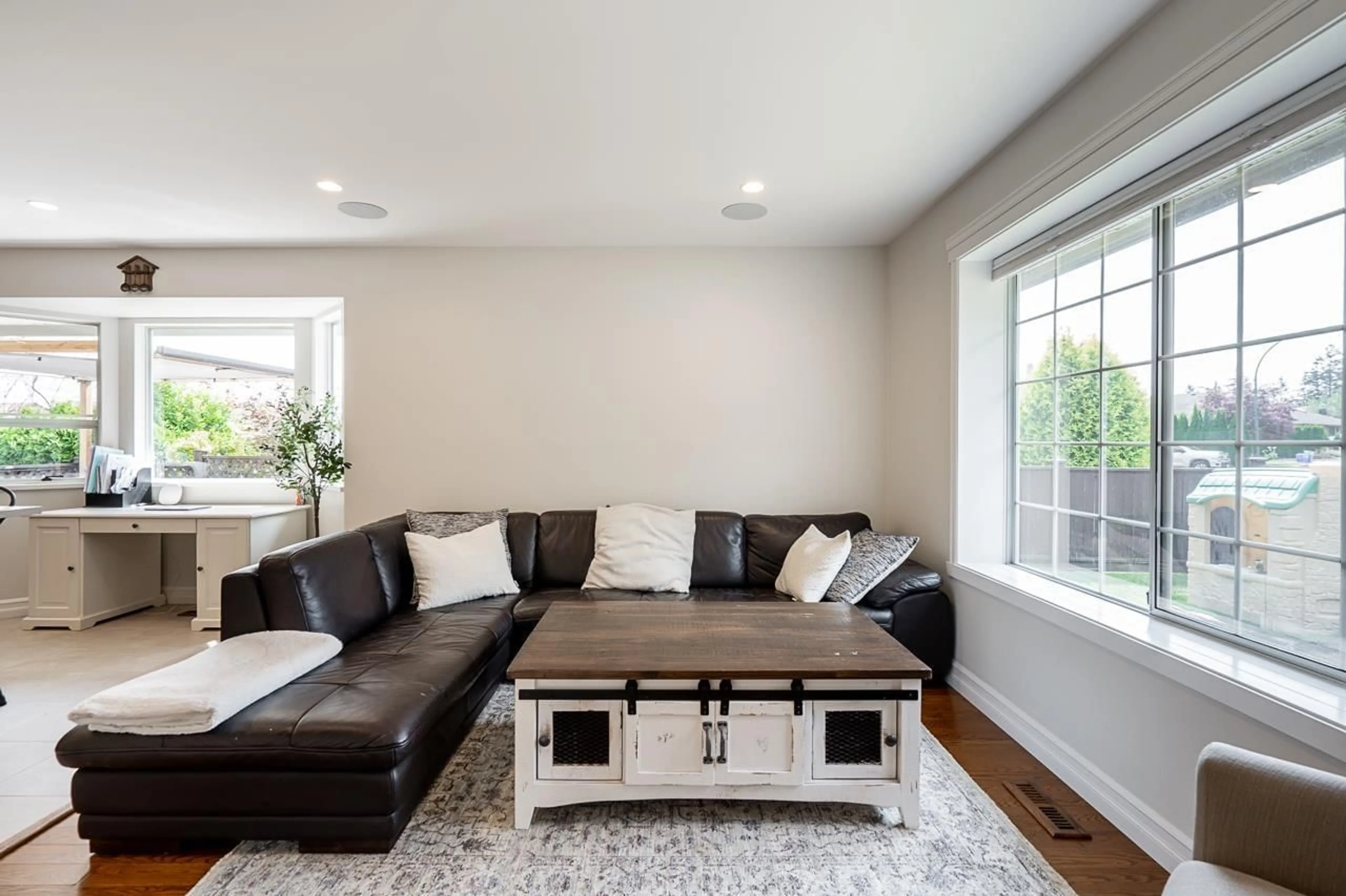 Living room, wood floors for 15578 ROPER AVENUE, White Rock British Columbia V4B2G5