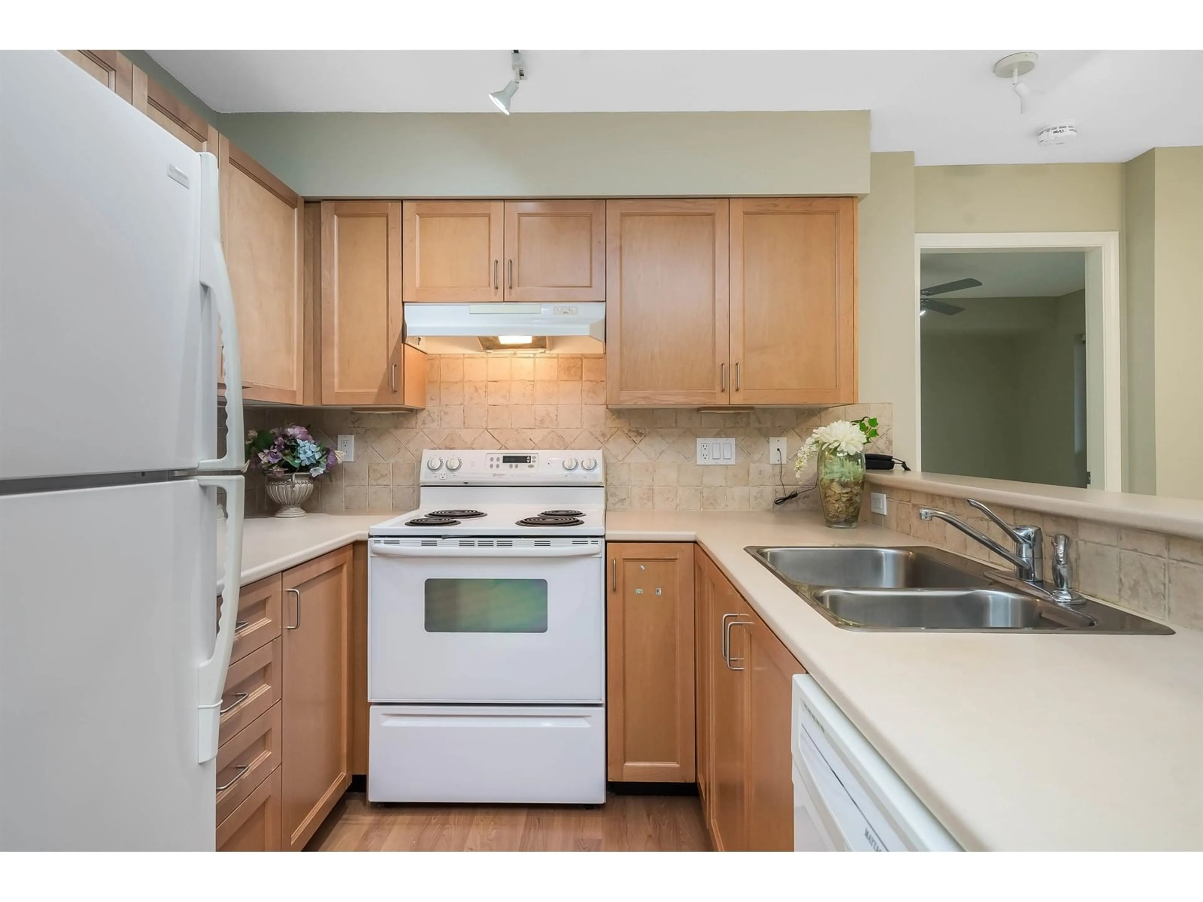 Standard kitchen for 309 15188 22 AVENUE, Surrey British Columbia V4A9T4