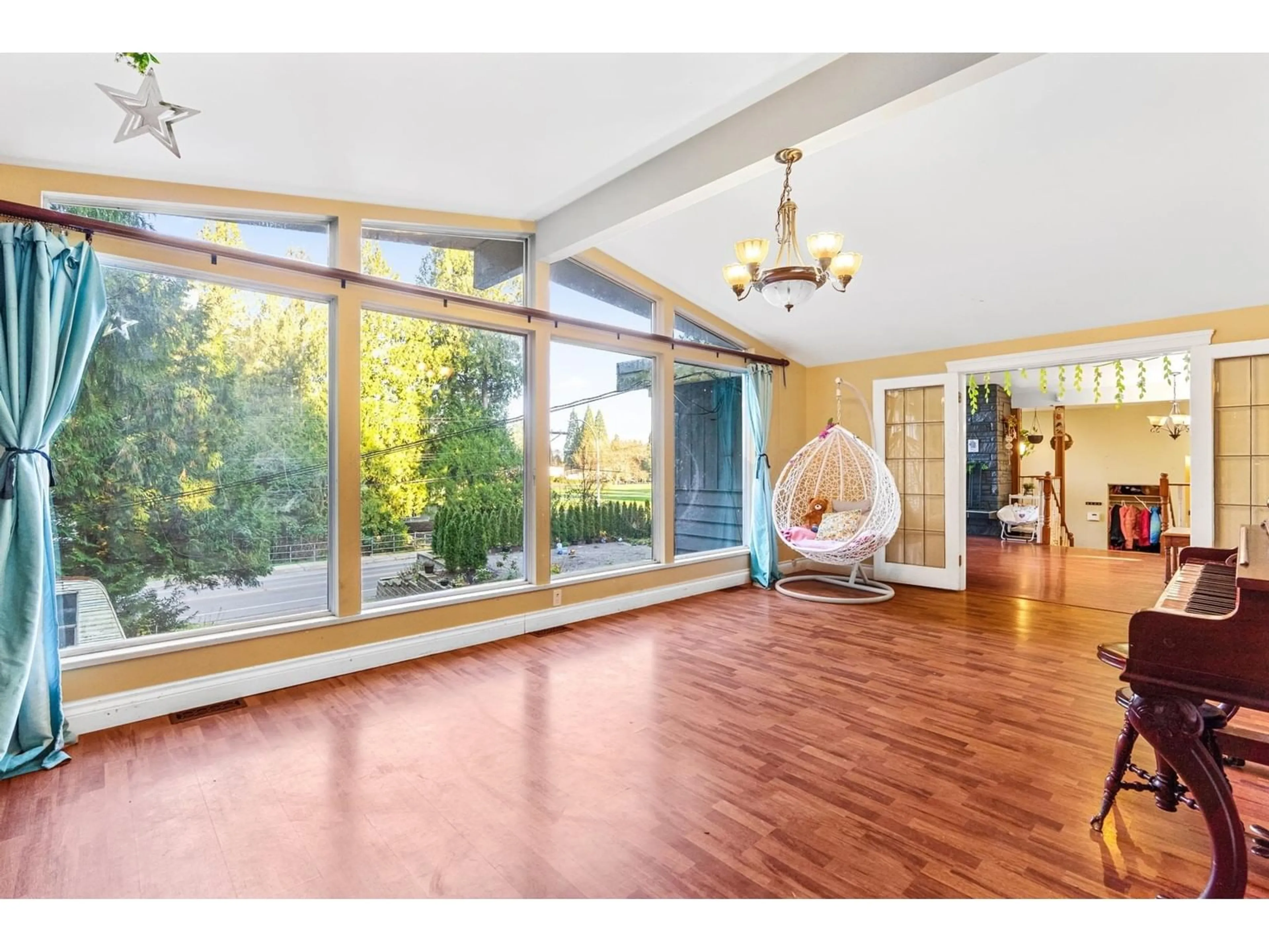 Indoor foyer, wood floors for 20624 48 AVENUE, Langley British Columbia V3A3L6