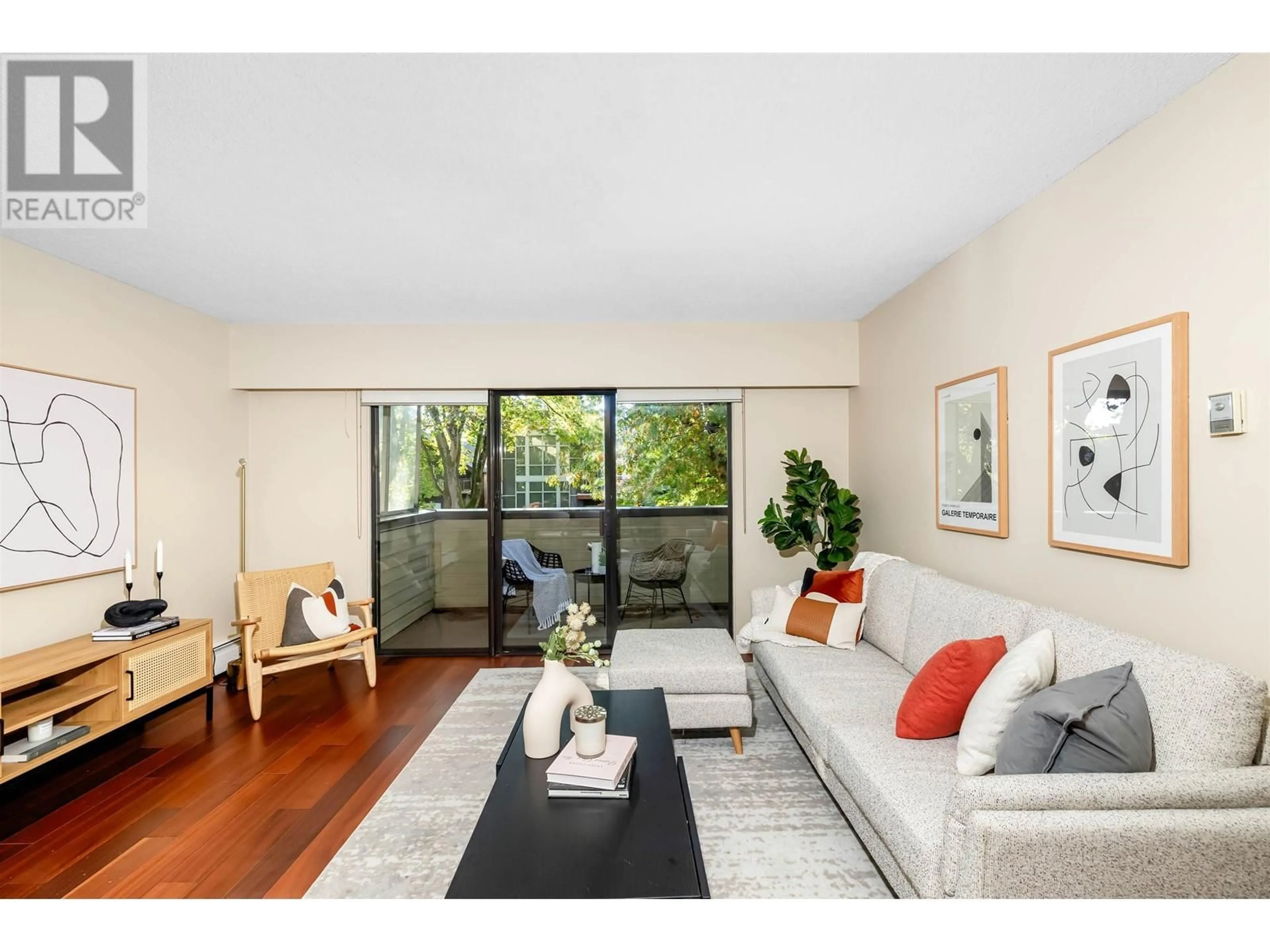 Living room, wood floors for 213 1424 WALNUT STREET, Vancouver British Columbia V6J3R3