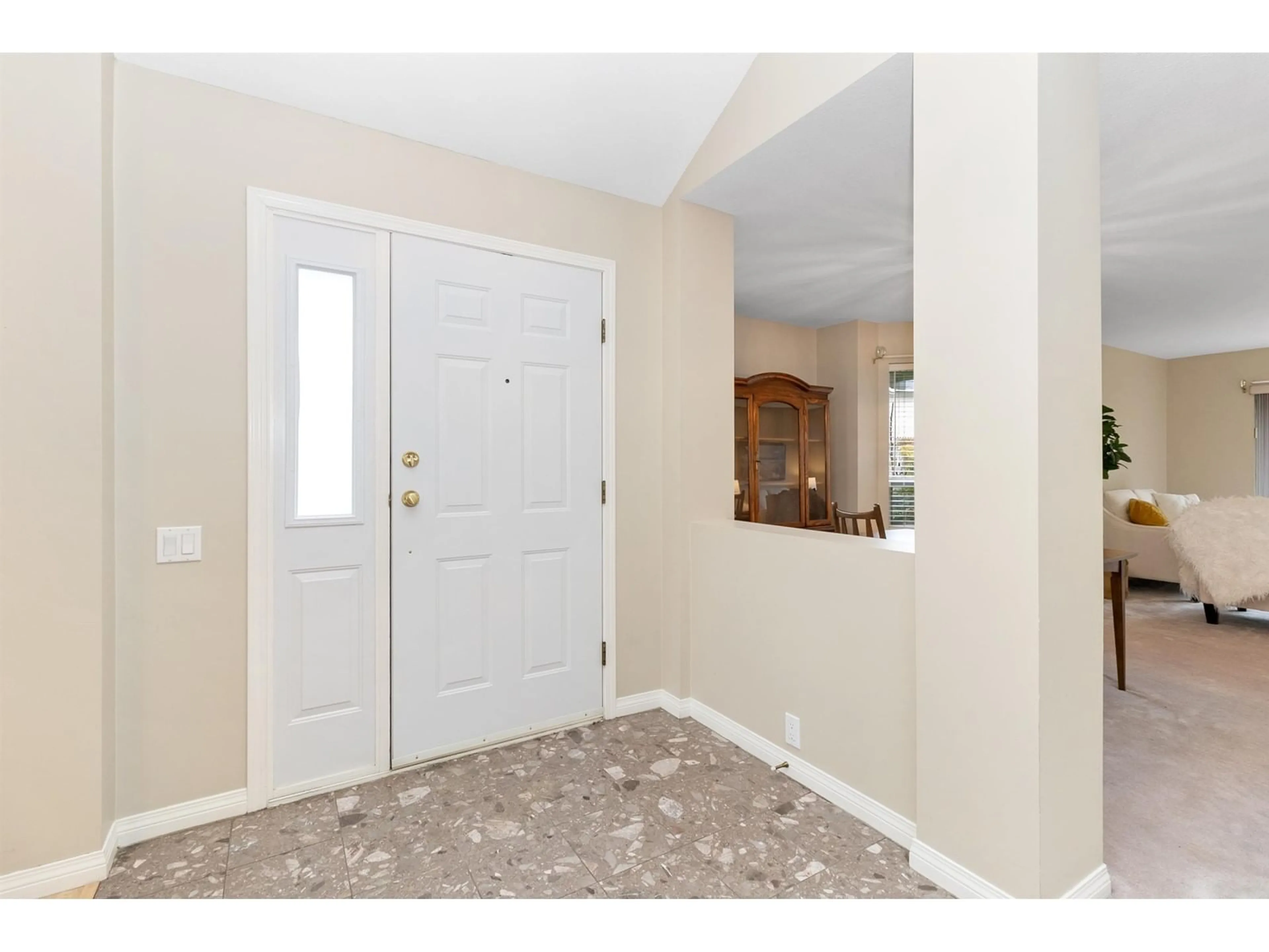 Indoor entryway, carpet floors for 17 31406 UPPER MACLURE ROAD, Abbotsford British Columbia V2T5L8