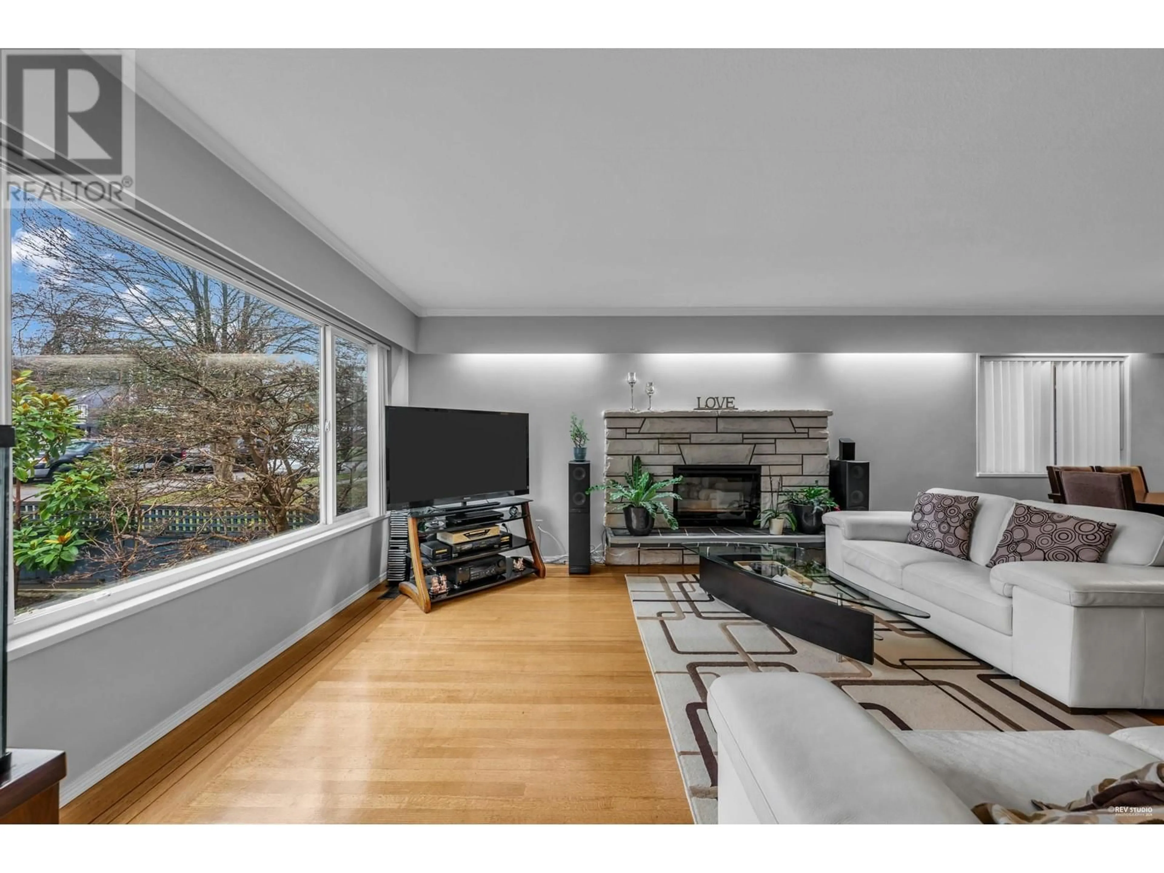 Living room, wood floors for 3163 E 16TH AVENUE, Vancouver British Columbia V5M2M7