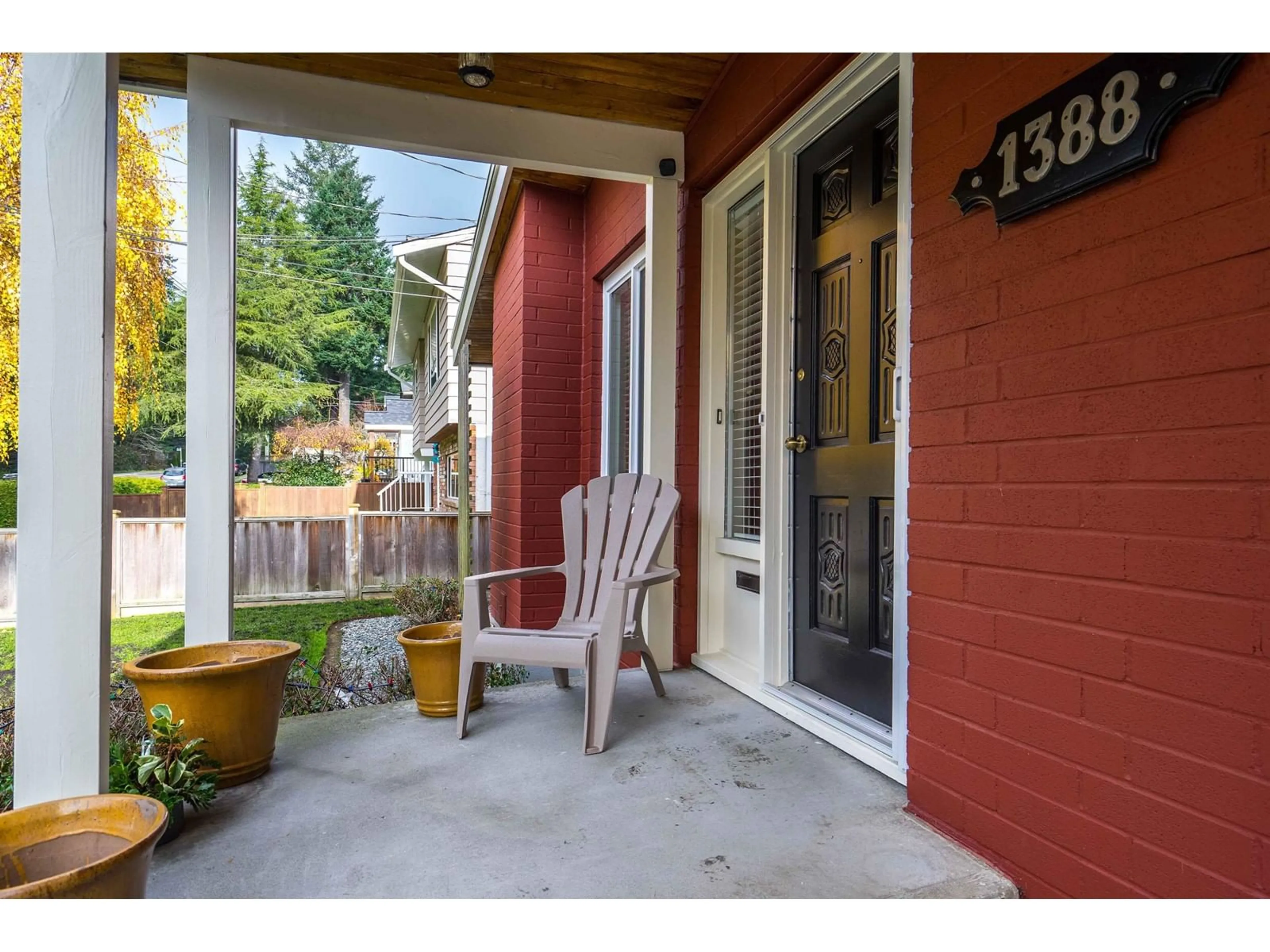 Indoor entryway for 1388 128 STREET, Surrey British Columbia V4A3T6