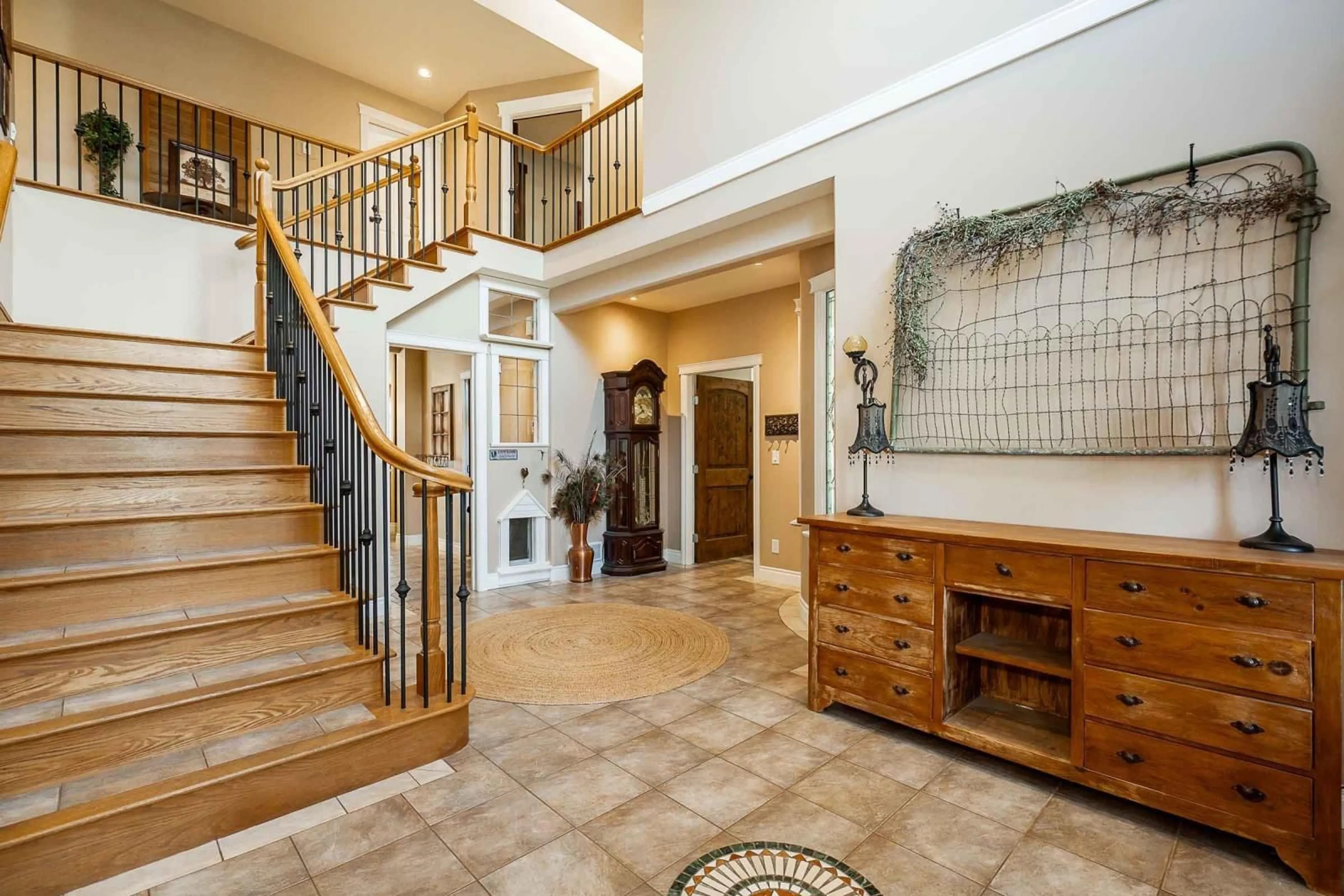 Indoor entryway, wood floors for 43026 SOUTH SUMAS ROAD, Chilliwack British Columbia V2R4L7