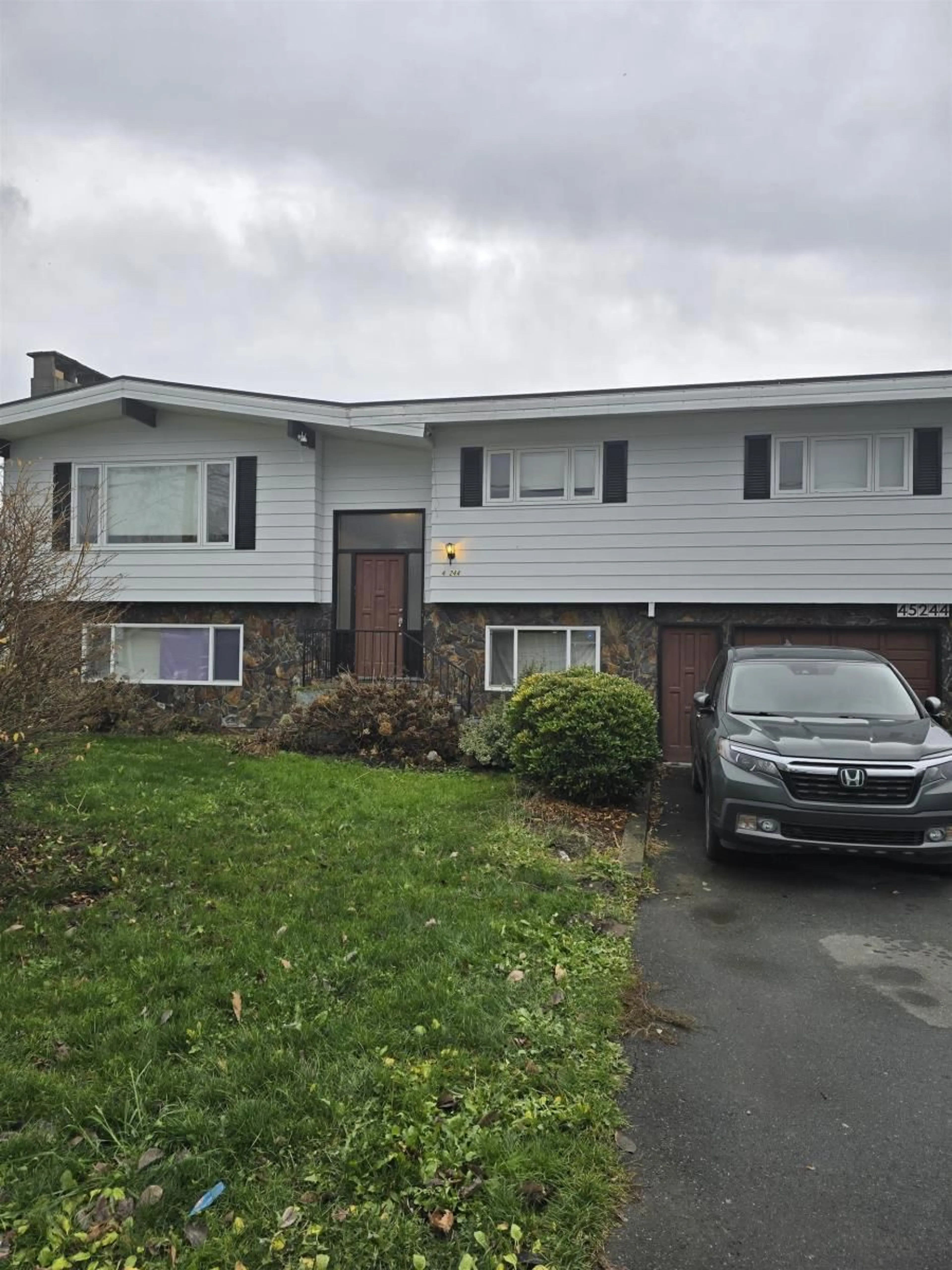 Home with vinyl exterior material, street for 45244 STEVENSON ROAD, Chilliwack British Columbia V2R1L9