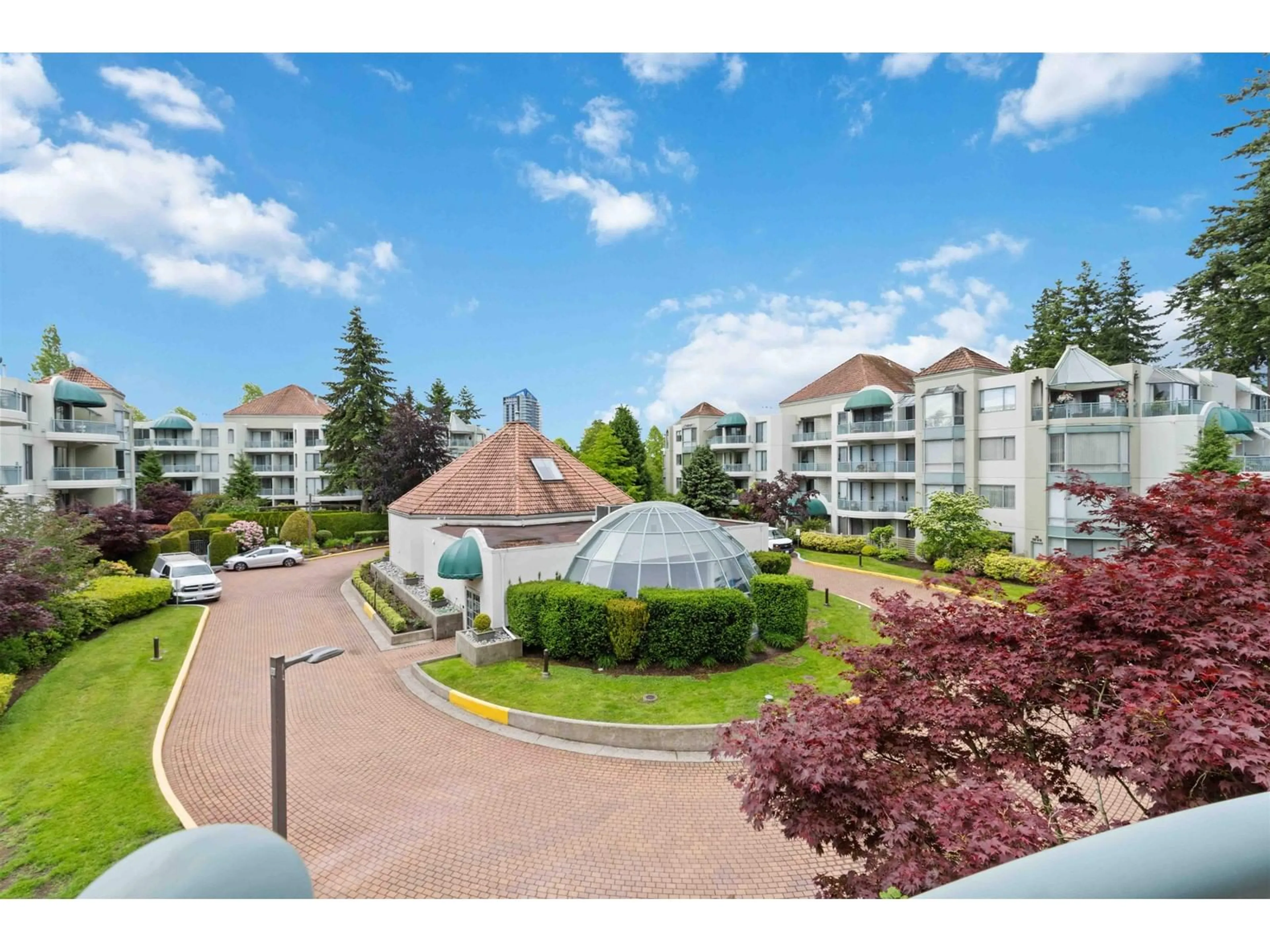 A pic from exterior of the house or condo for 308 1745 MARTIN DRIVE, Surrey British Columbia V4A9T5