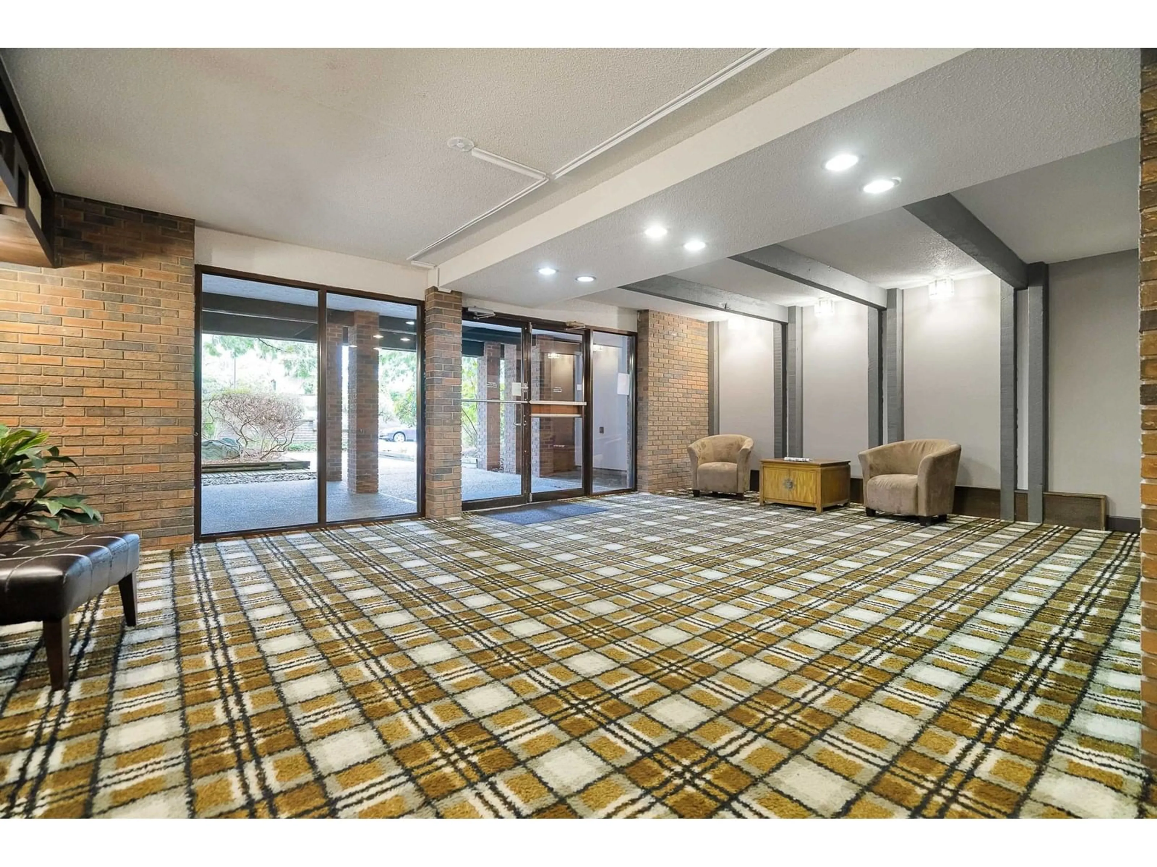 Indoor lobby, carpet floors for 305 1319 MARTIN STREET, White Rock British Columbia V4B3W6