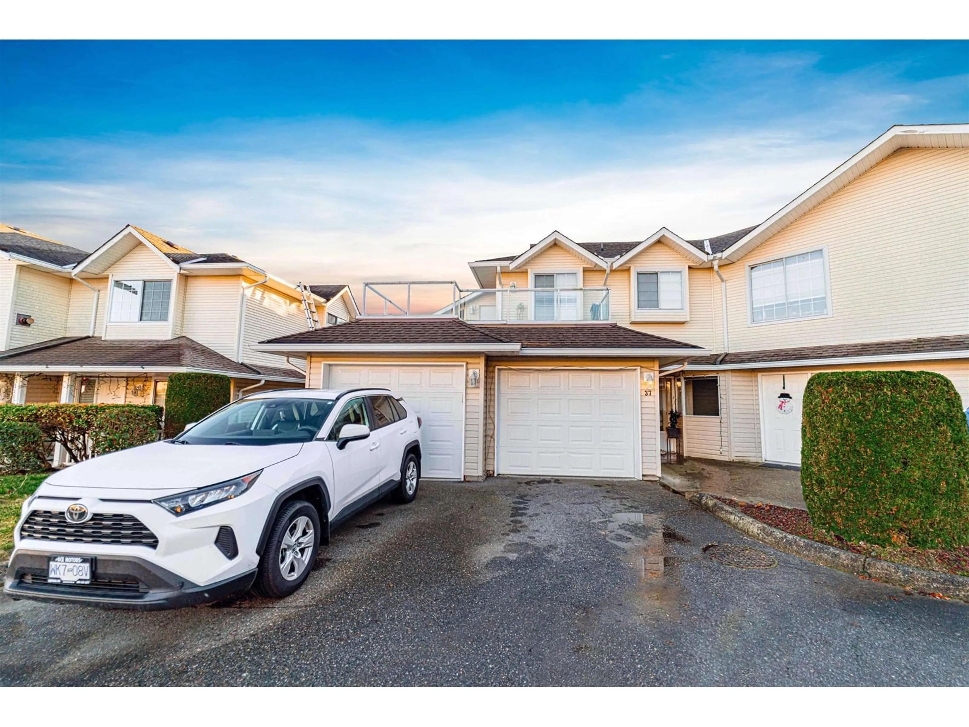 A pic from outside/outdoor area/front of a property/back of a property/a pic from drone, street for 37 - 31255 UPPER MACLURE, Abbotsford British Columbia V2T5N4
