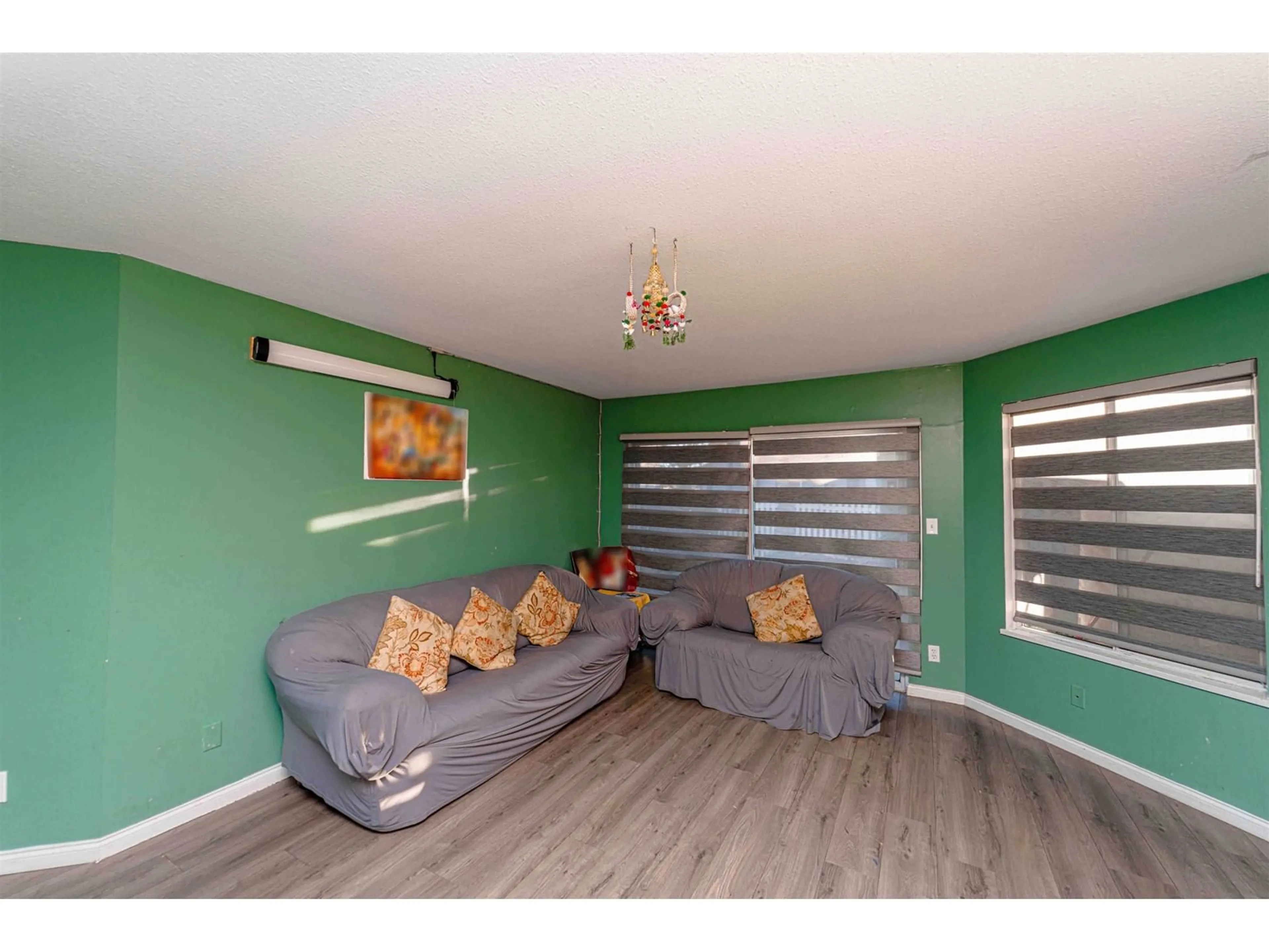 Living room with furniture, wood/laminate floor for 37 - 31255 UPPER MACLURE, Abbotsford British Columbia V2T5N4