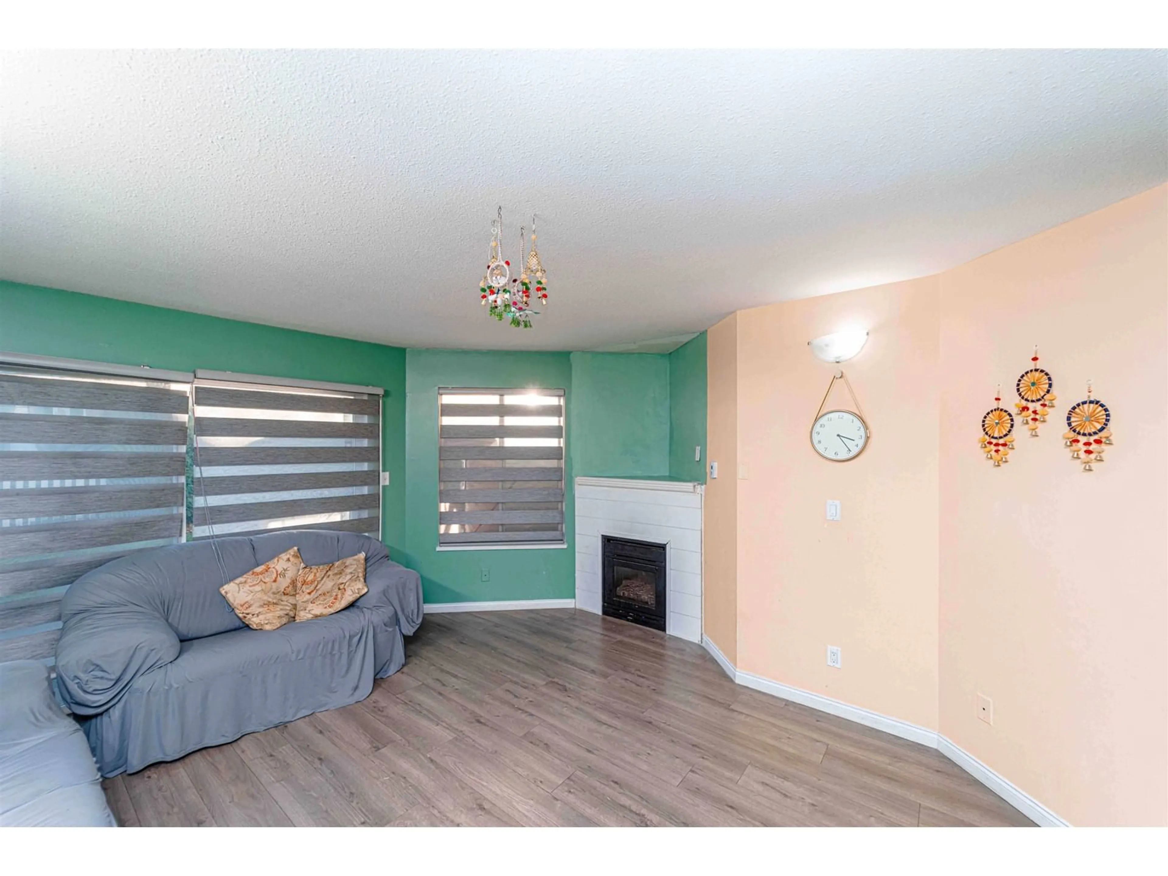 Living room with furniture, wood/laminate floor for 37 - 31255 UPPER MACLURE, Abbotsford British Columbia V2T5N4