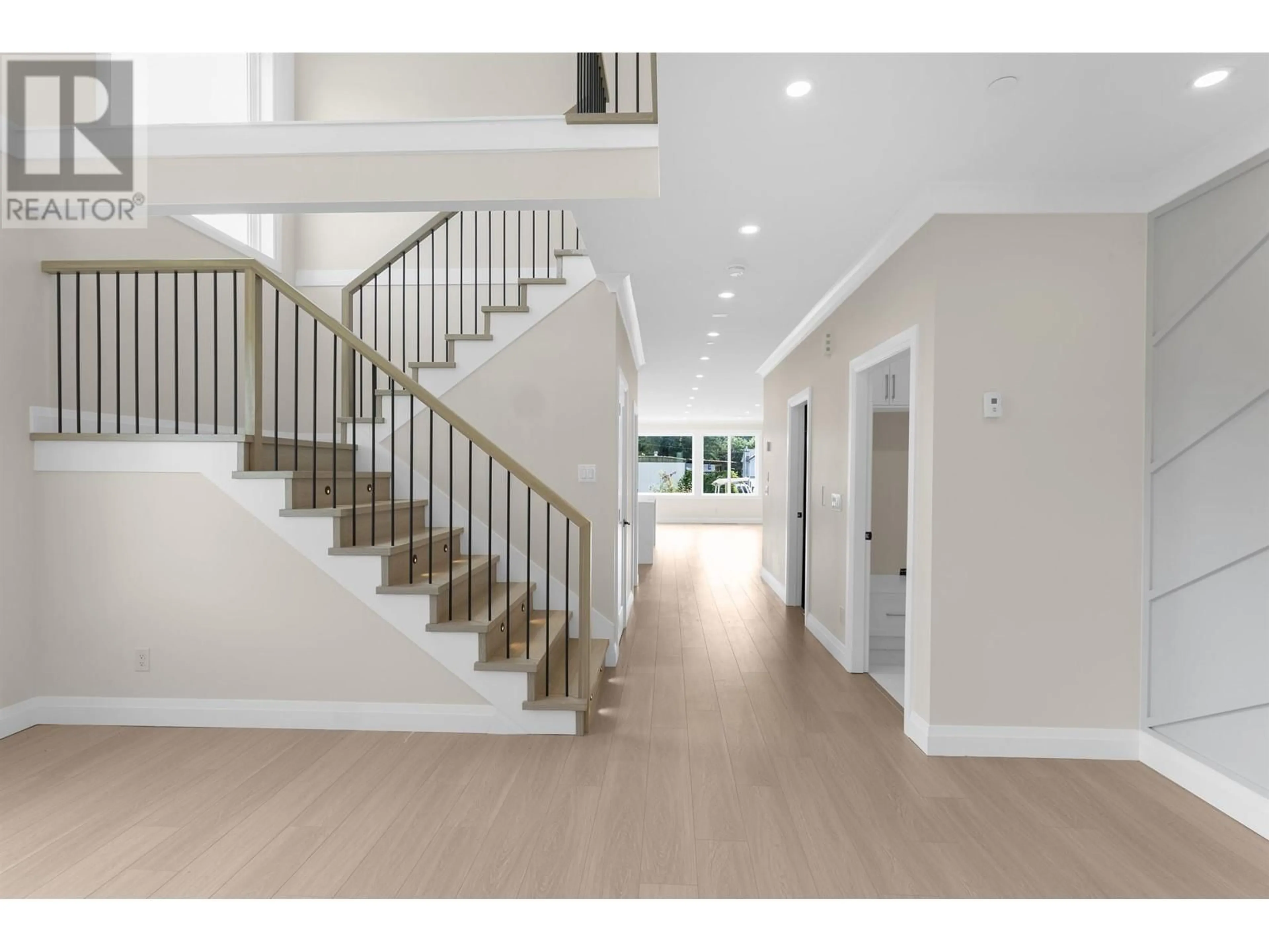 Indoor entryway, wood floors for 20342 DITTON STREET, Maple Ridge British Columbia V2X1B8