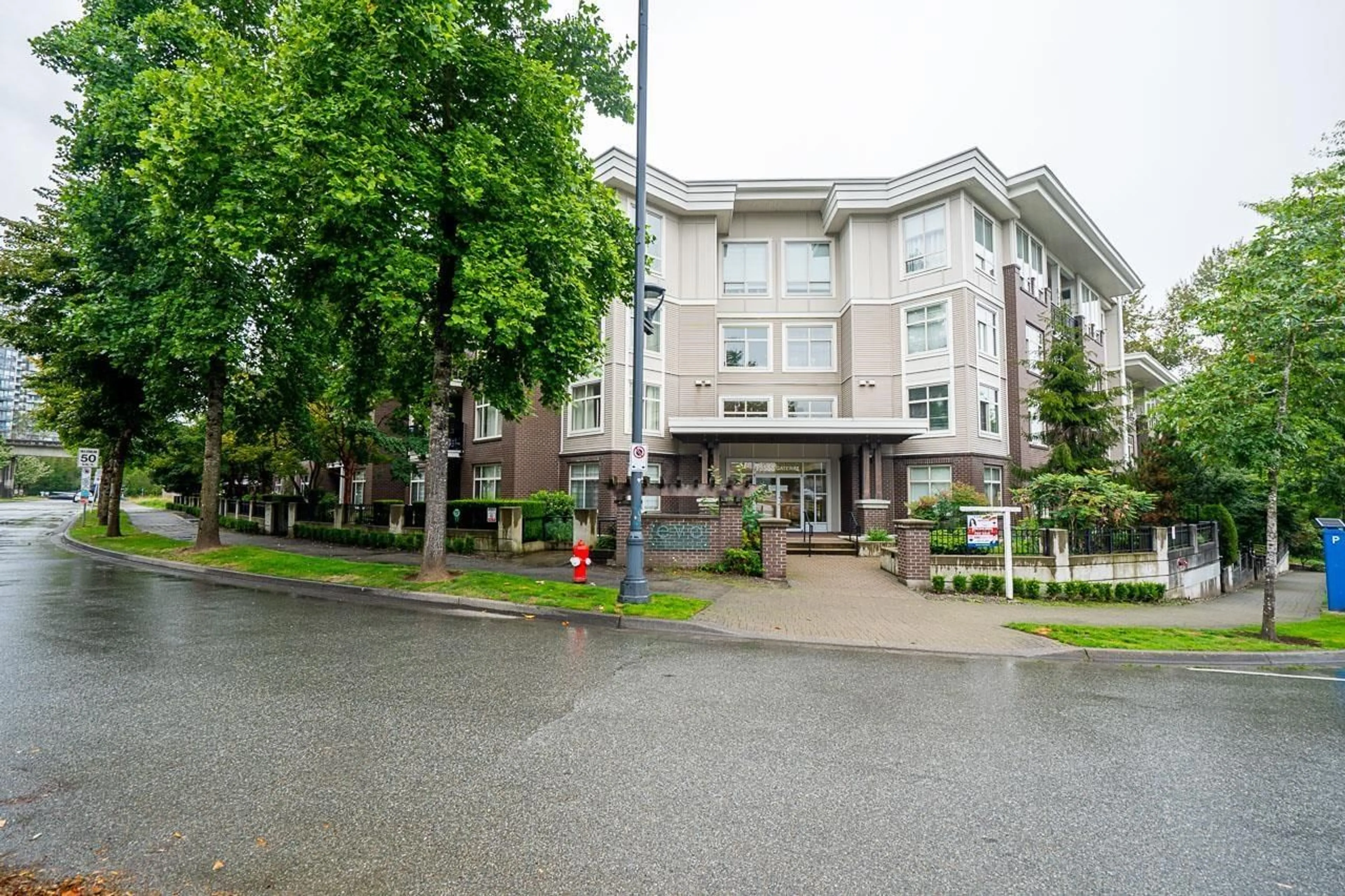 Unknown for 207 13555 GATEWAY DRIVE, Surrey British Columbia V3T0B5