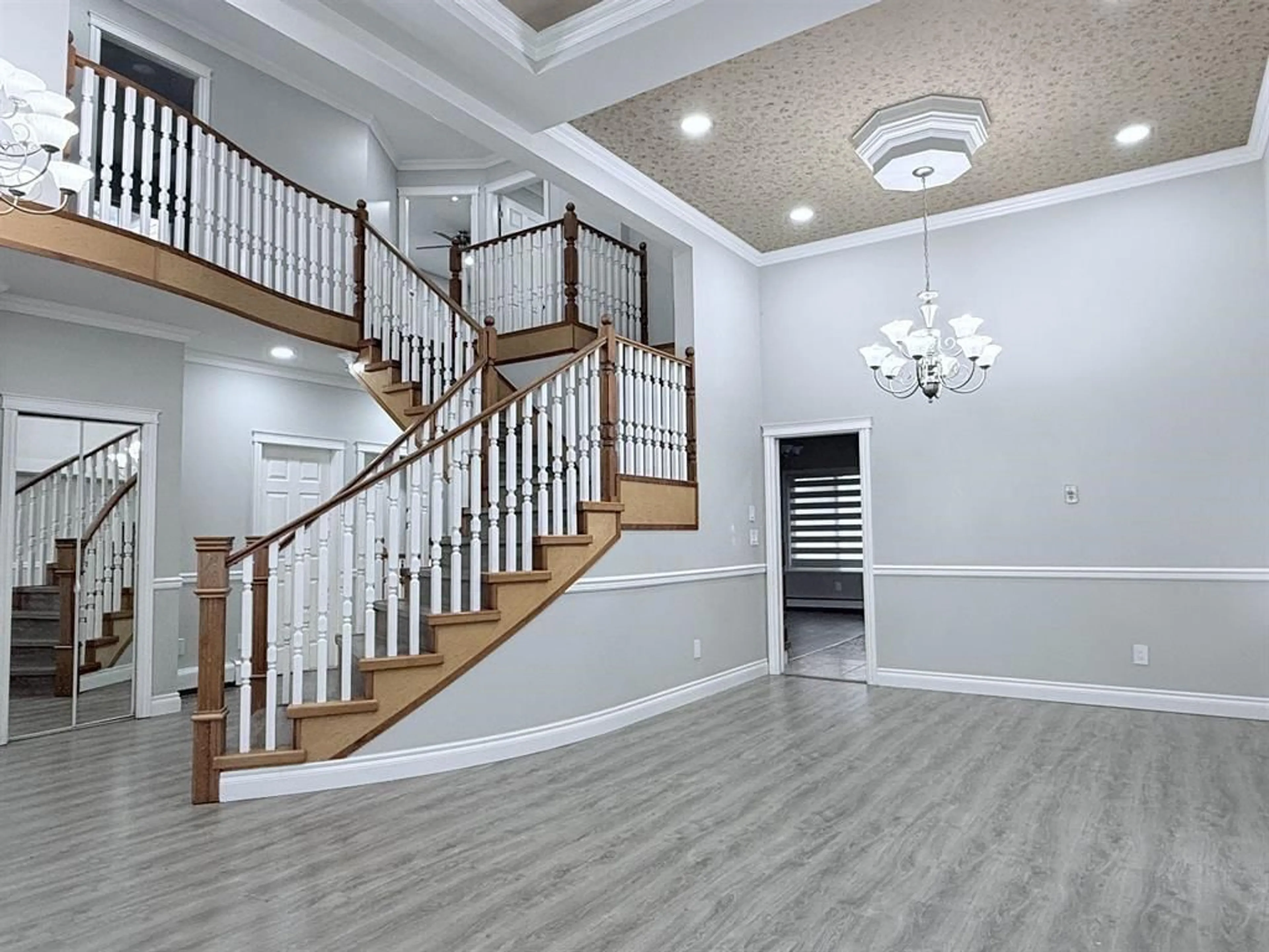 Indoor foyer, wood floors for 6756 145A STREET, Surrey British Columbia V3S0T2