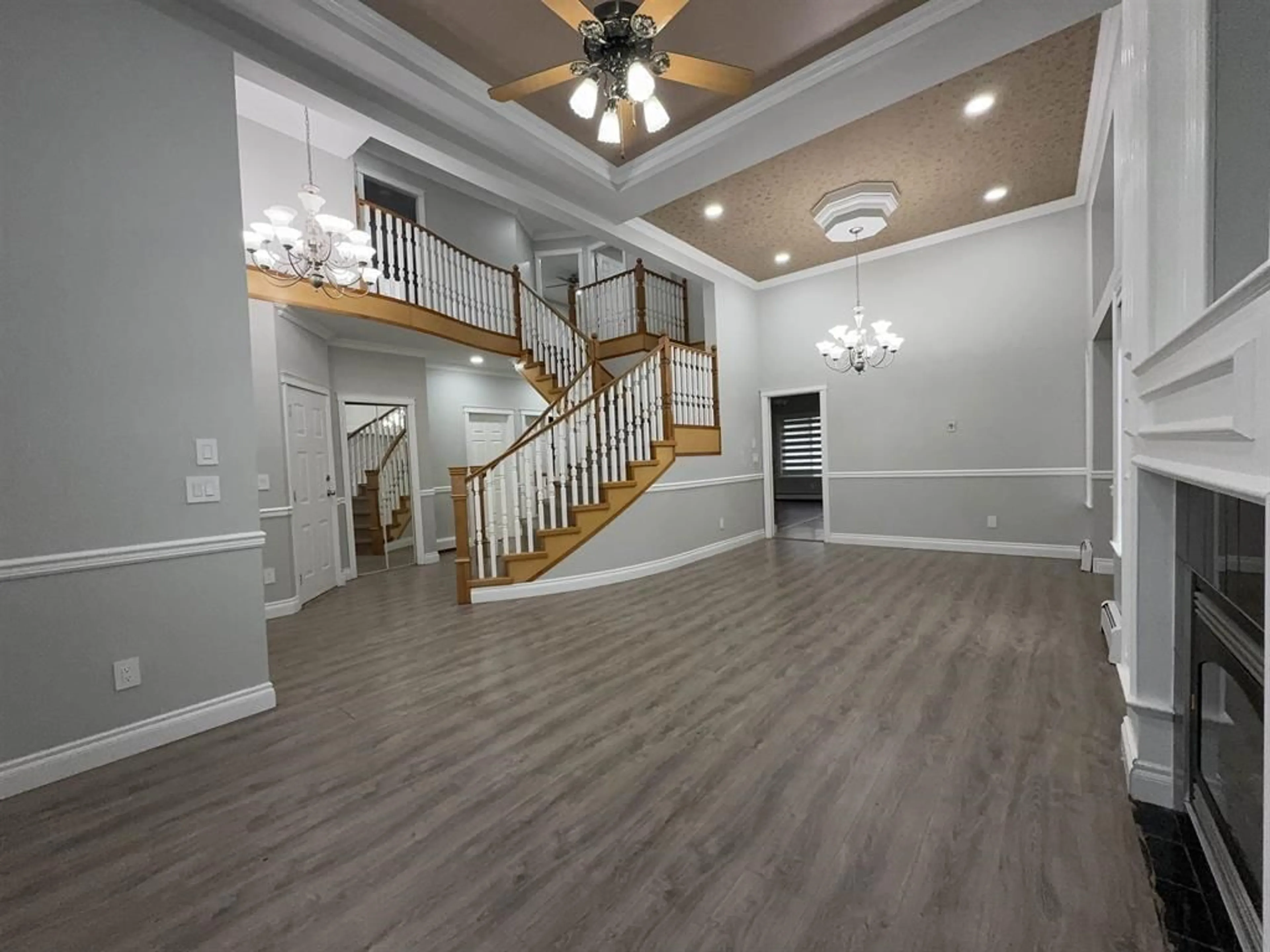 Indoor foyer, wood floors for 6756 145A STREET, Surrey British Columbia V3S0T2