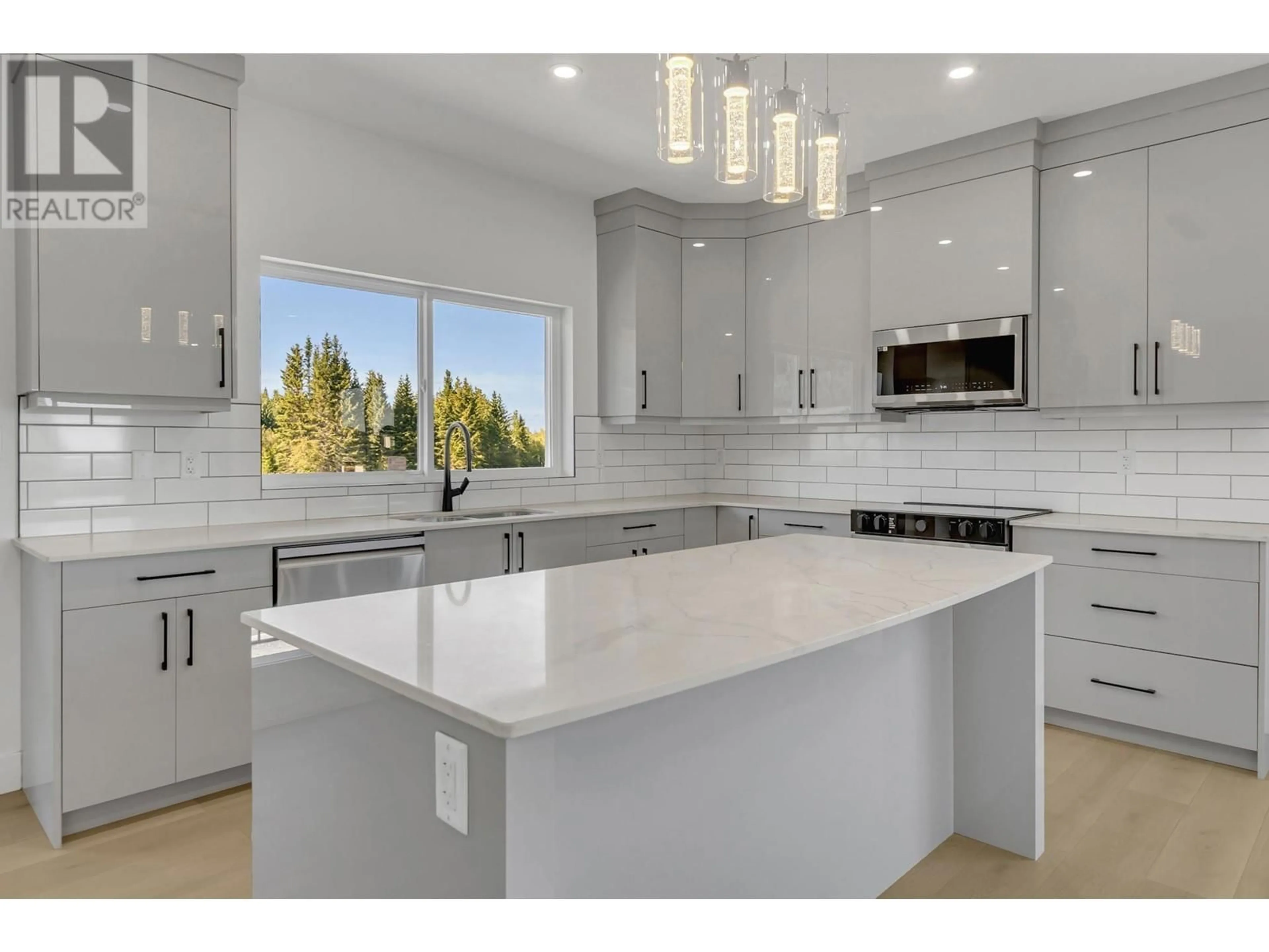 Contemporary kitchen, ceramic/tile floor for 102 2395 ROWE STREET, Prince George British Columbia V2N0J3