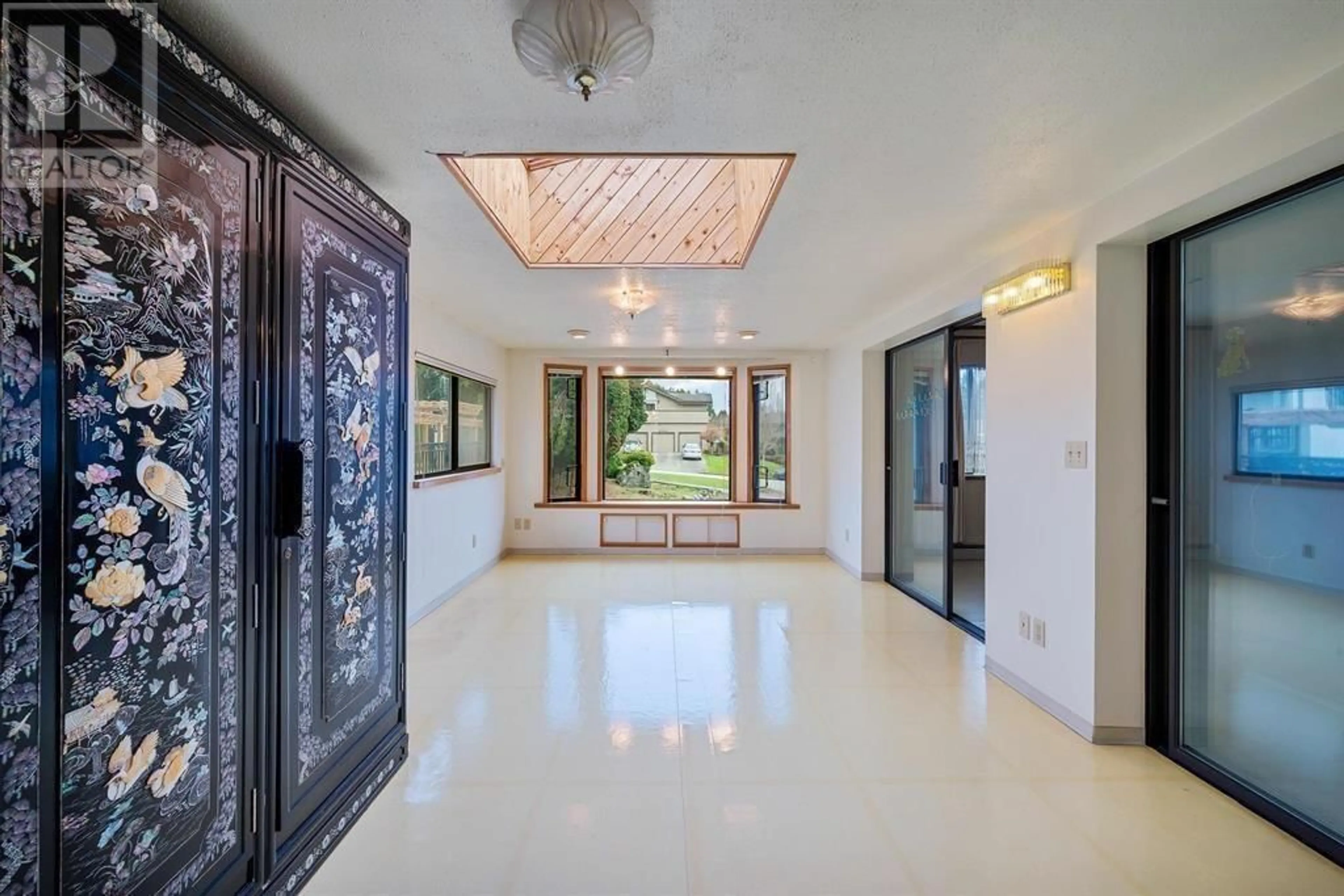 Indoor foyer, wood floors for 3605 LYNNDALE CRESCENT, Burnaby British Columbia V5A3S4